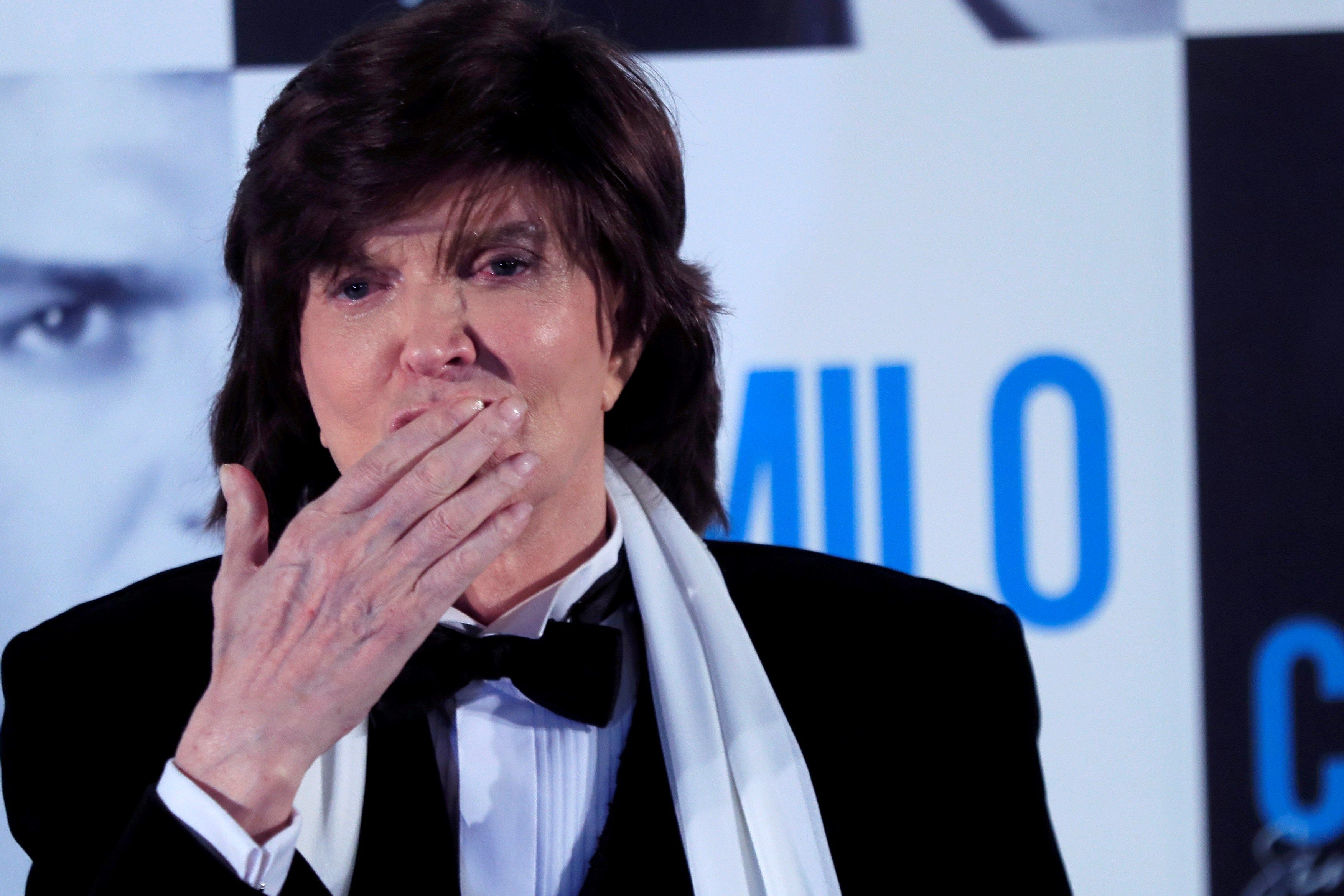 Camilo Sesto lanza un beso durante la presentación de su último trabajo de estudio.