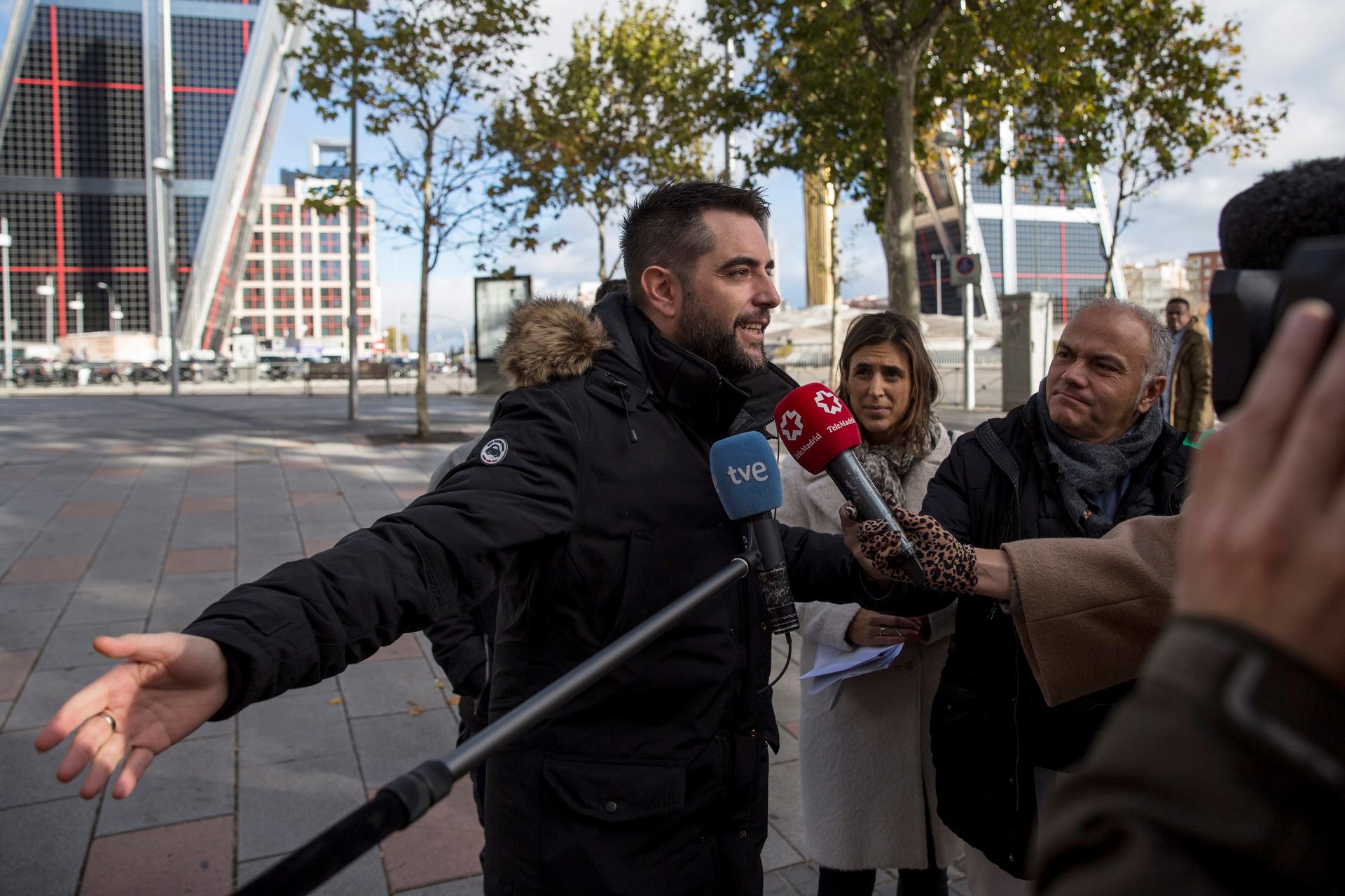 El cómico atiende a la prensa a la salida de los juzgados de Plaza de Castilla.
