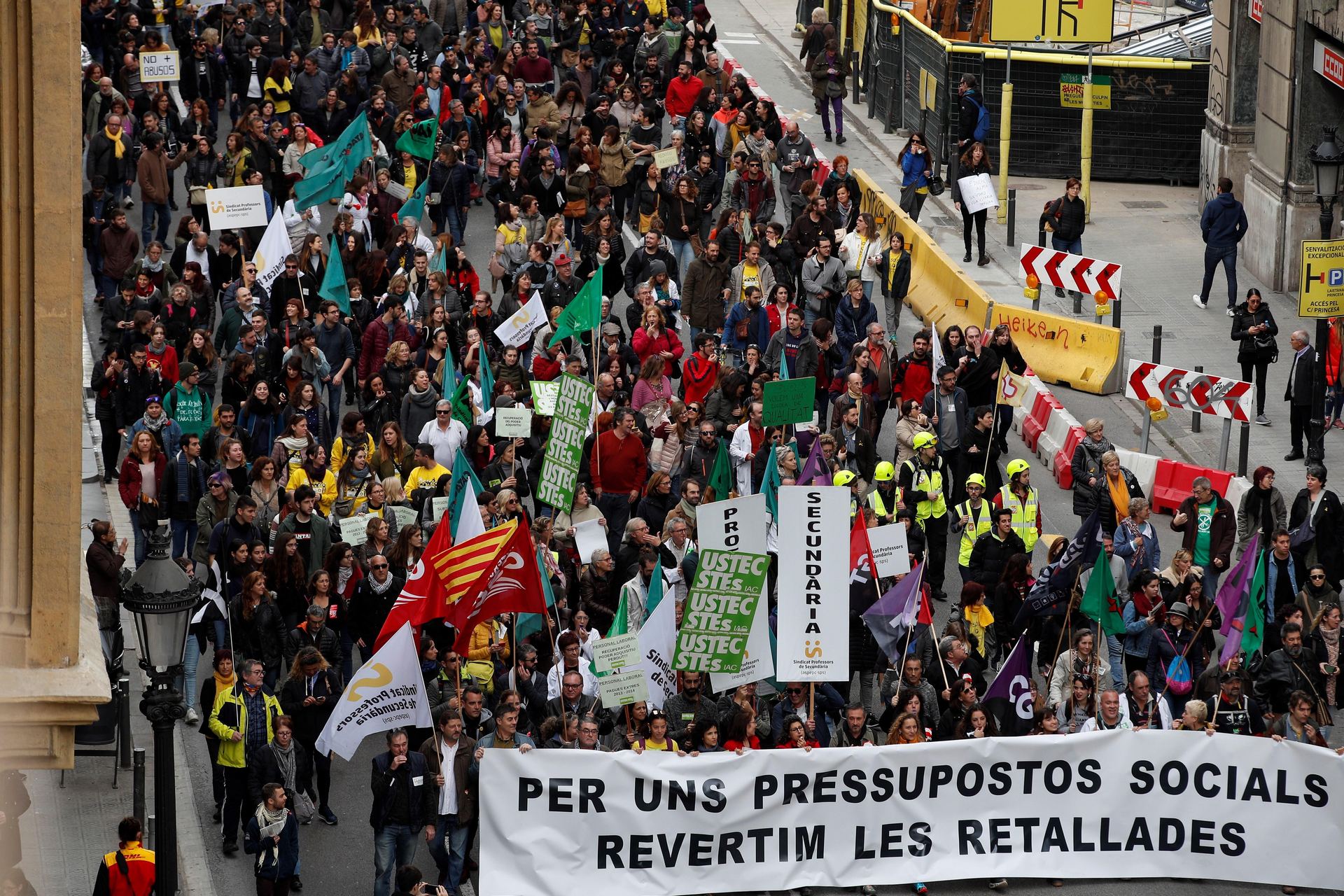 Los médicos llegan a un acuerdo con la Generalitat de Cataluña 1 Miles de trabajadores públicos de la Generalitat durante una de las manifestaciones en Barcelona.