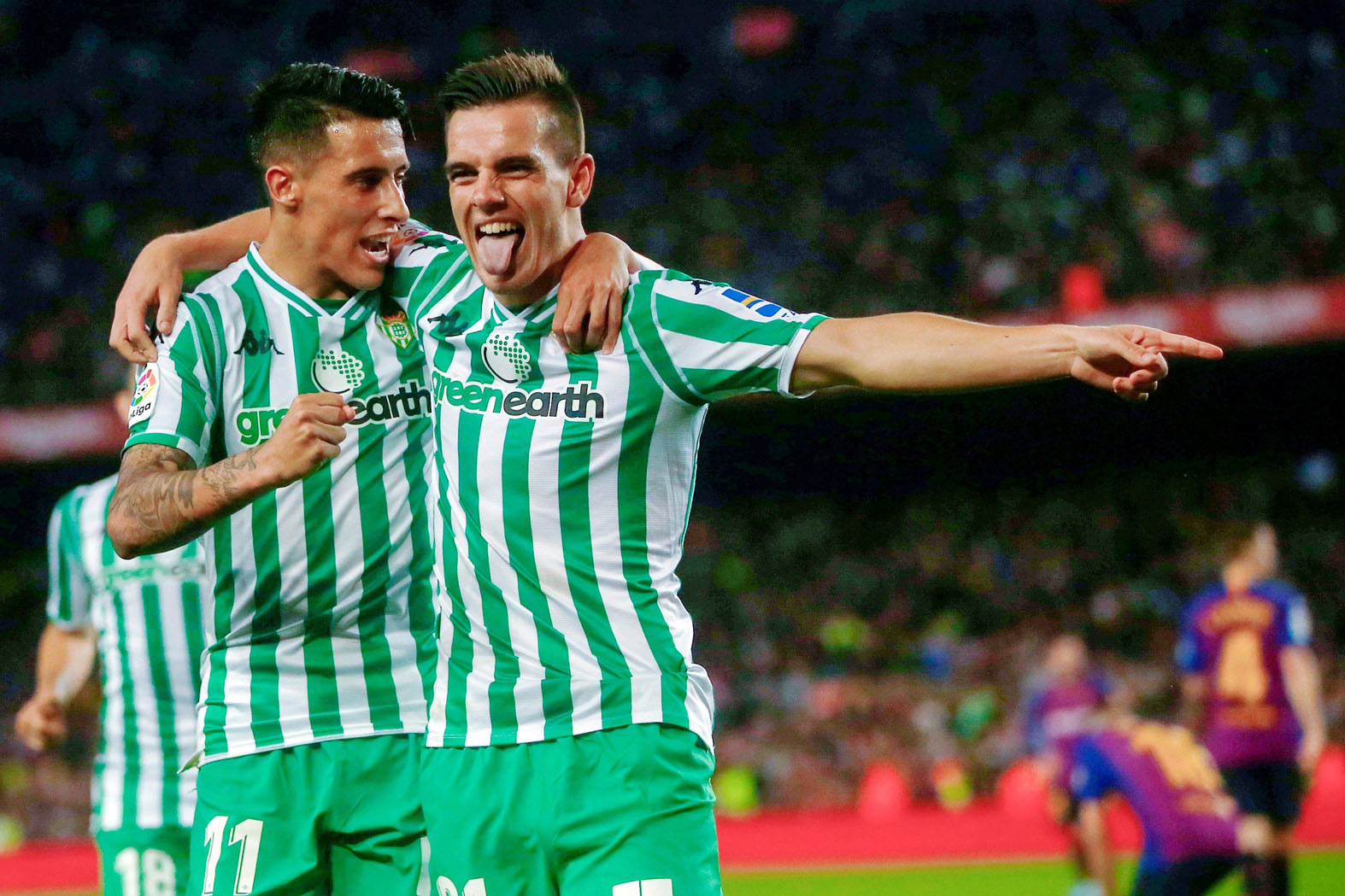 El Betis amarga a Messi 1 Tello (izq) celebra el tercer gol del Betis en el Camp Nou con Lo Celso, que aprovechó un fallo de Ter Stegen para poner tierra de por medio en el marcador.