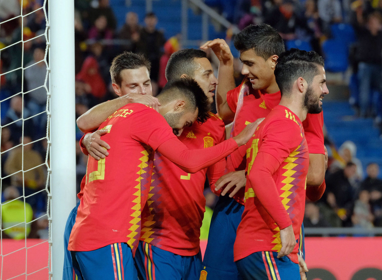 Brais evita la depresión 1 Brais Méndez (izq) celebra el gol de la victoria de España en el amistoso ante Bosnia, después de aprovechar un remate de Isco que dejó muerto el portero Sehic.