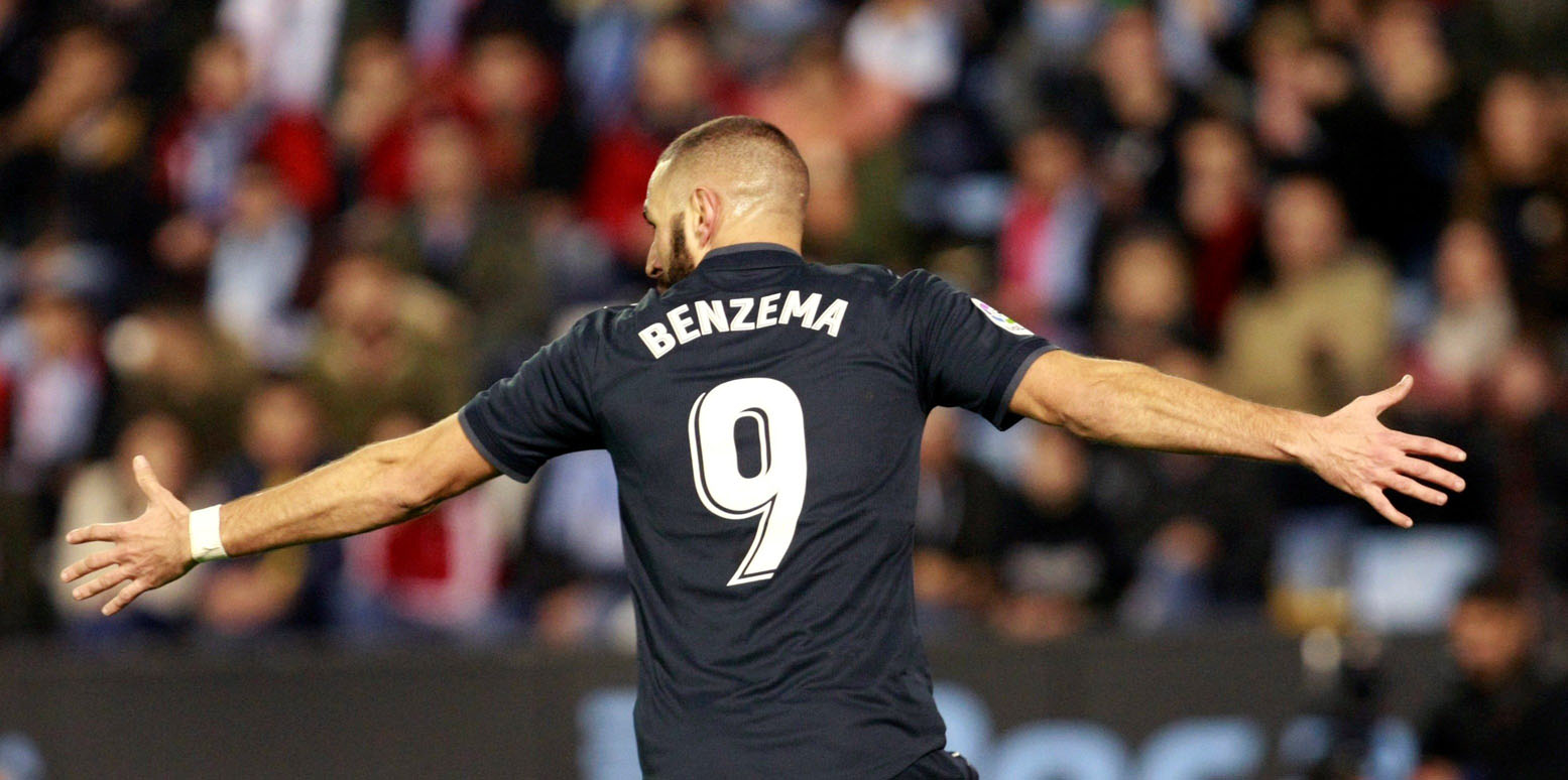 Karim Benzema celebra el primer gol del Real Madrid en la victoria ante el Celta, que coloca a los blancos a cuatro puntos del liderato que ocupa el Barça.