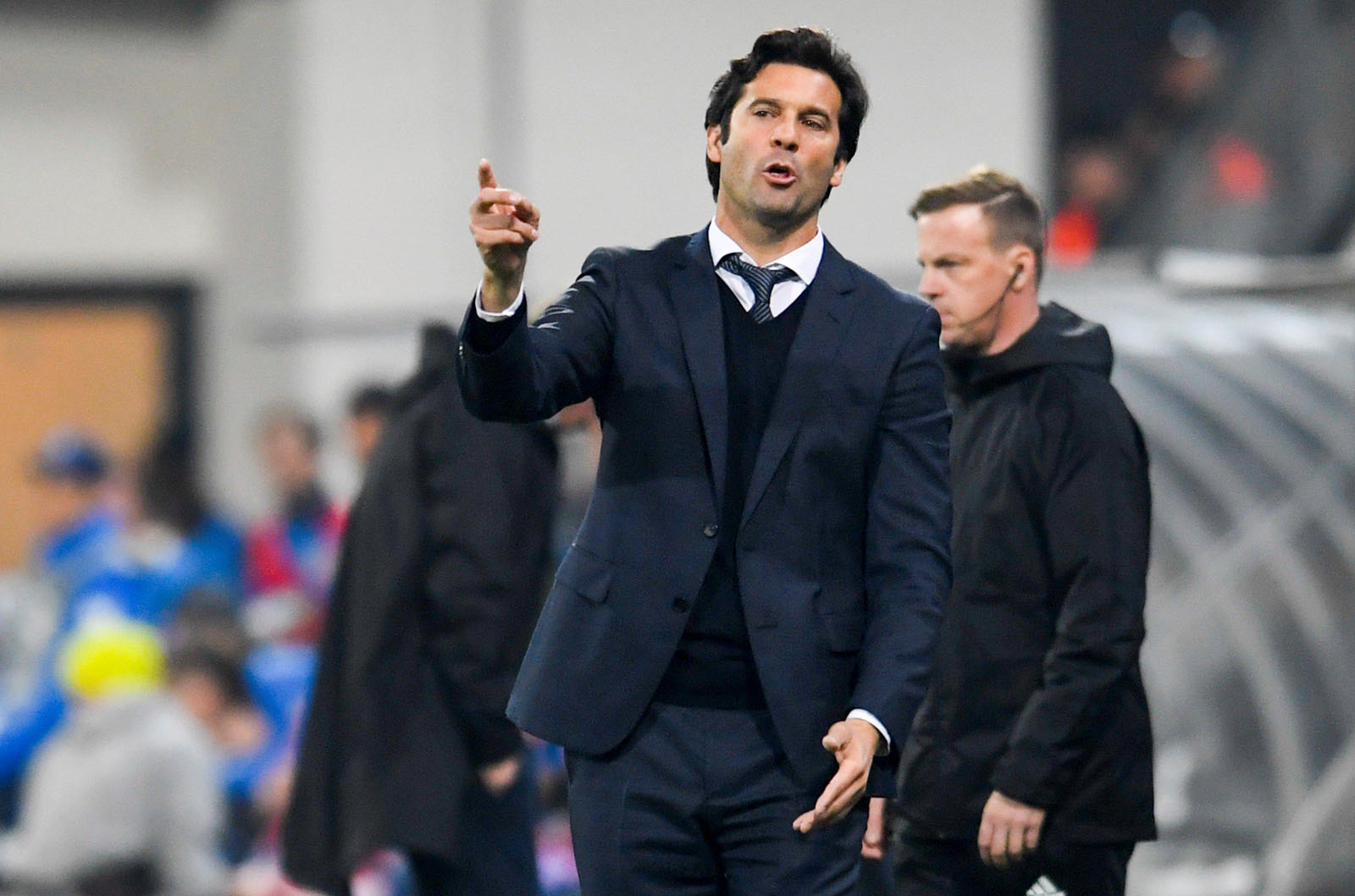 Solari se gana el puesto 1 Santiago Solari da instrucciones a los jugadores del Real Madrid en el partido de Liga de Campeones contra el Viktoria Plzen.