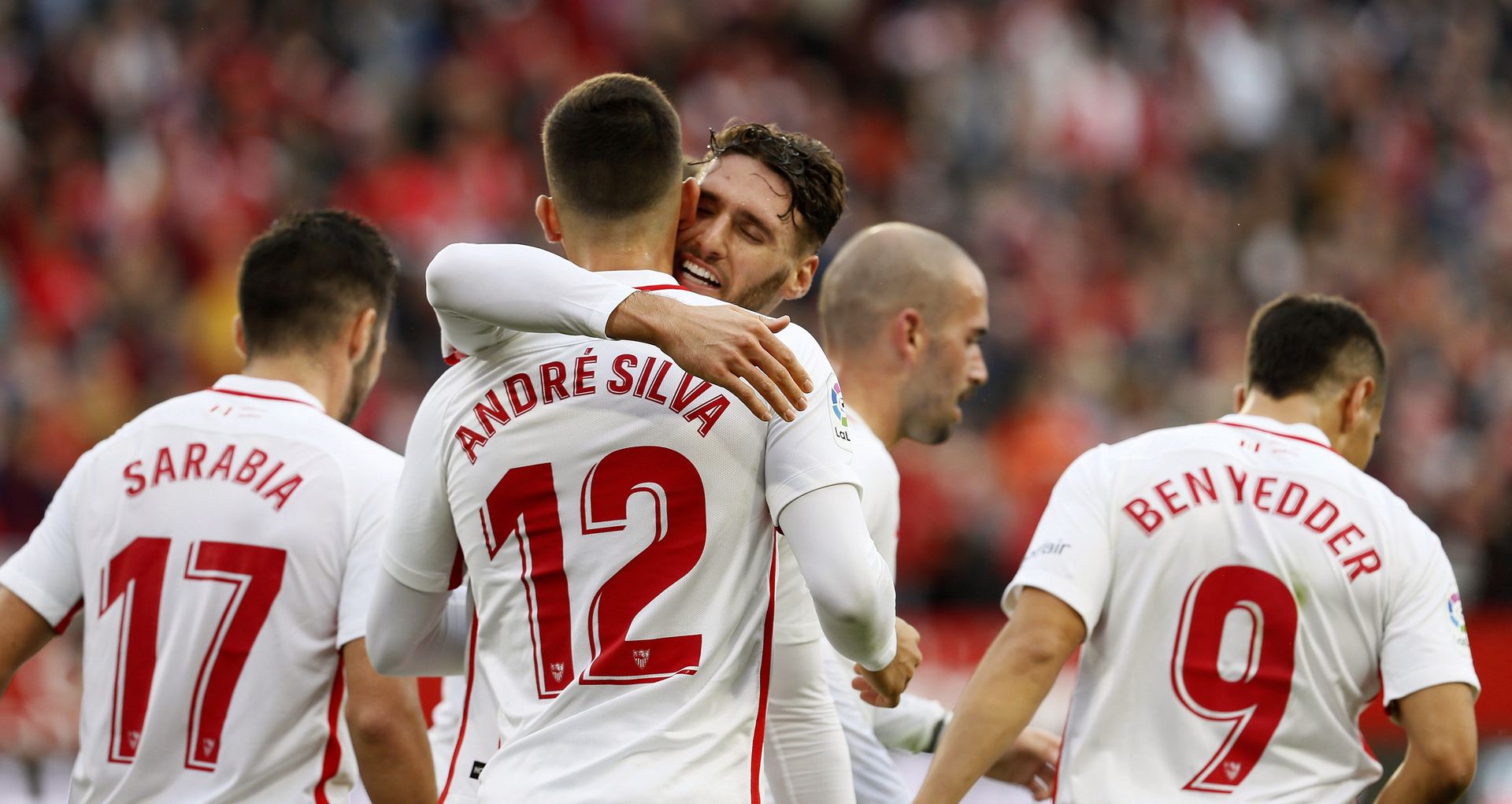 El jugador del Sevilla André Silva celebra con sus compañeros el gol anotado contra el Valladolid.