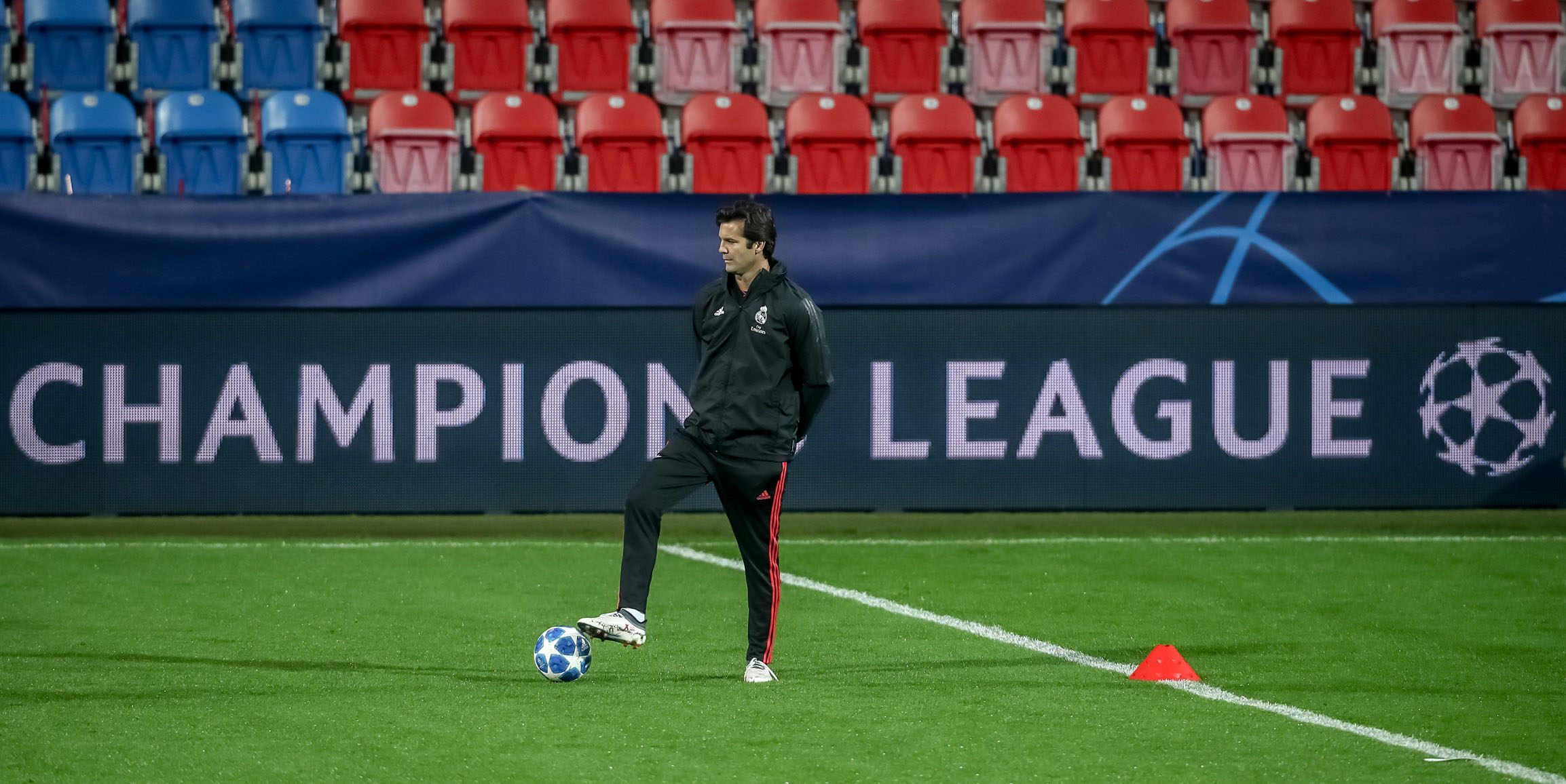 El entrenador del Real Madrid, Santiago Solari, dirige el entrenamiento de ayer en el Doosan Arena, sede del partido de esta noche ante el Viktoria Plzen.