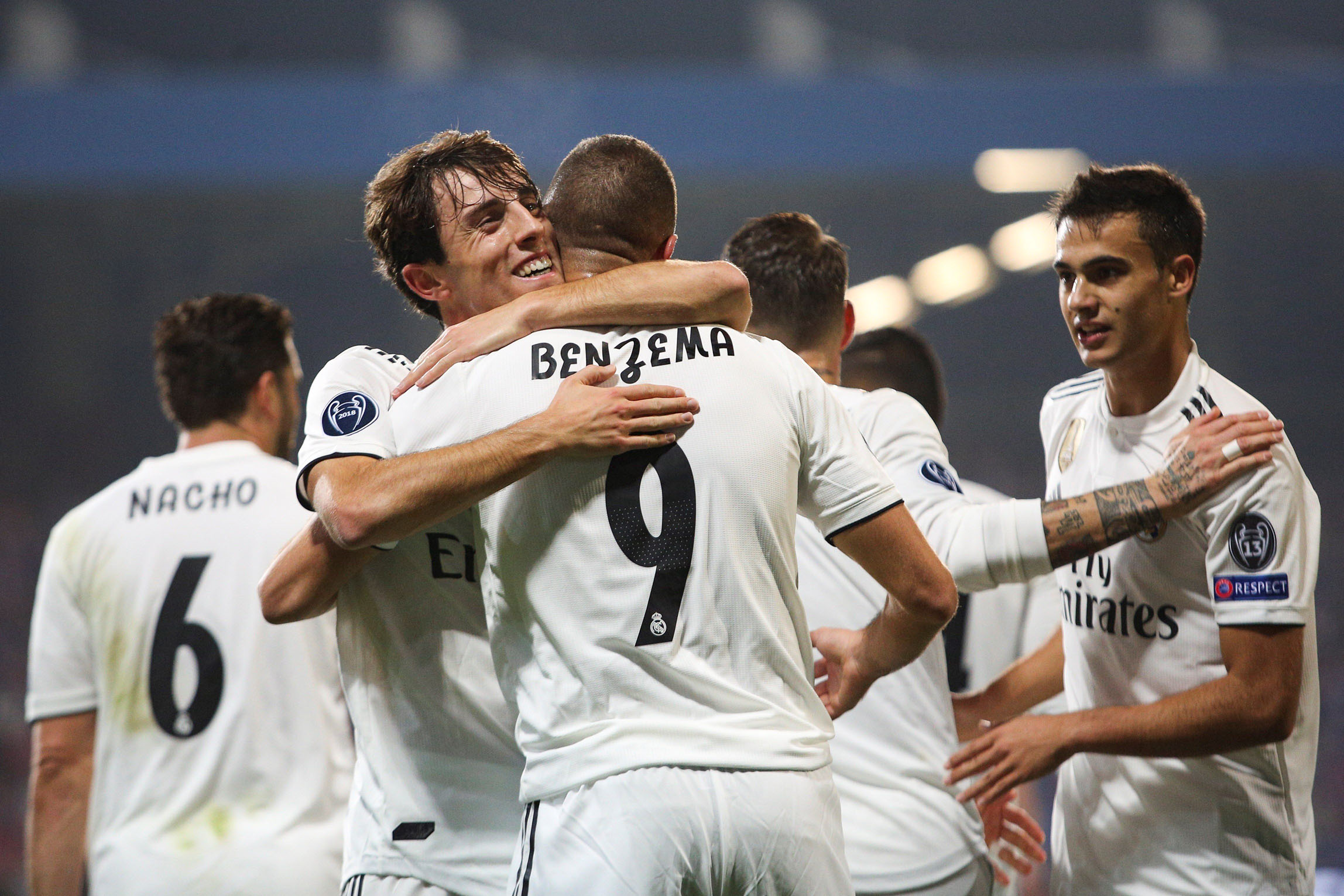 Los jugadores del Real Madrid felicitan a Benzema, el mejor de los blancos en la primera parte.