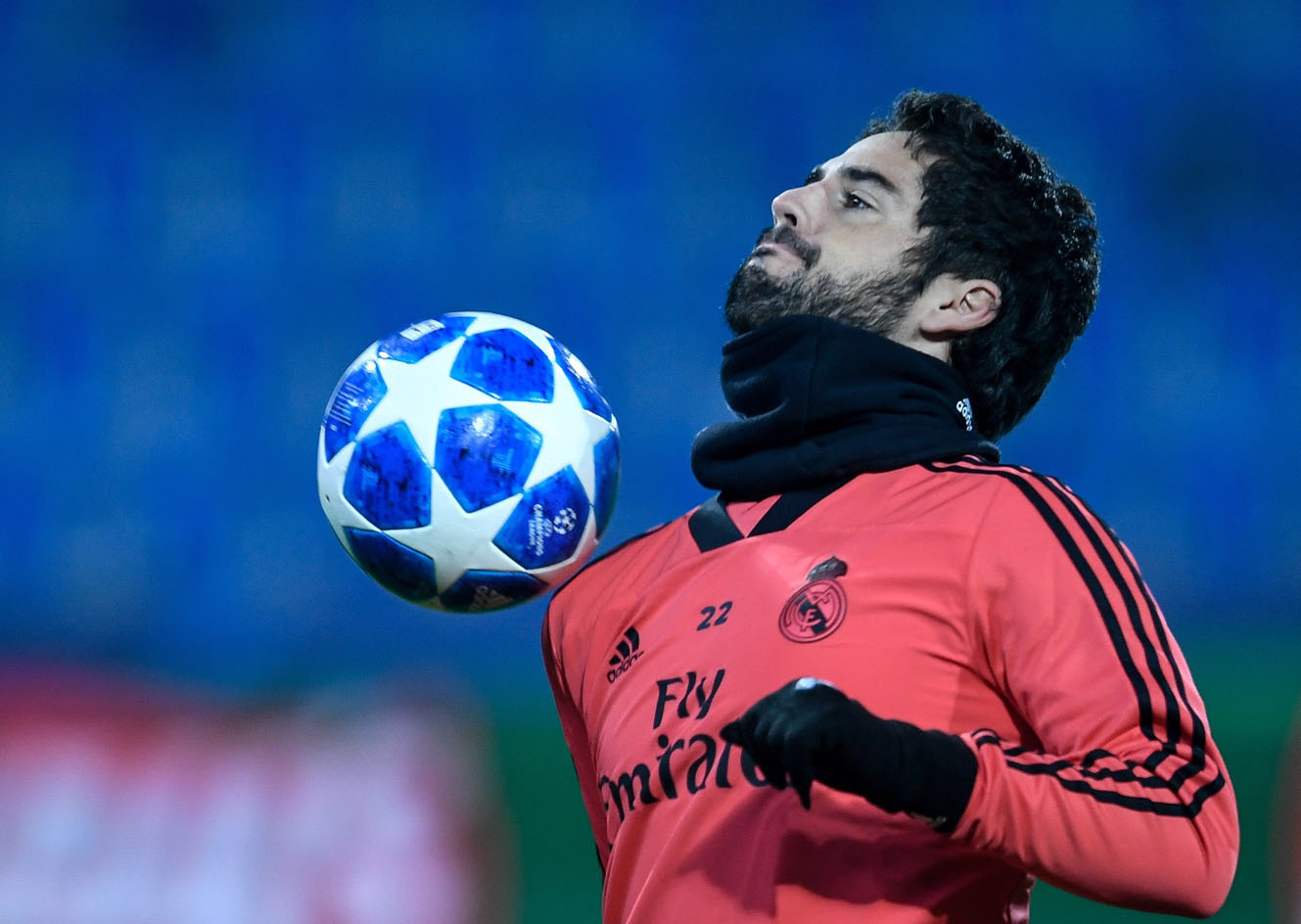 Isco y Keylor Navas, las cruces de Solari 1 Isco controla el balón durante el calentamiento del partido ante el Viktoria Plzen, donde jugó 19 minutos.