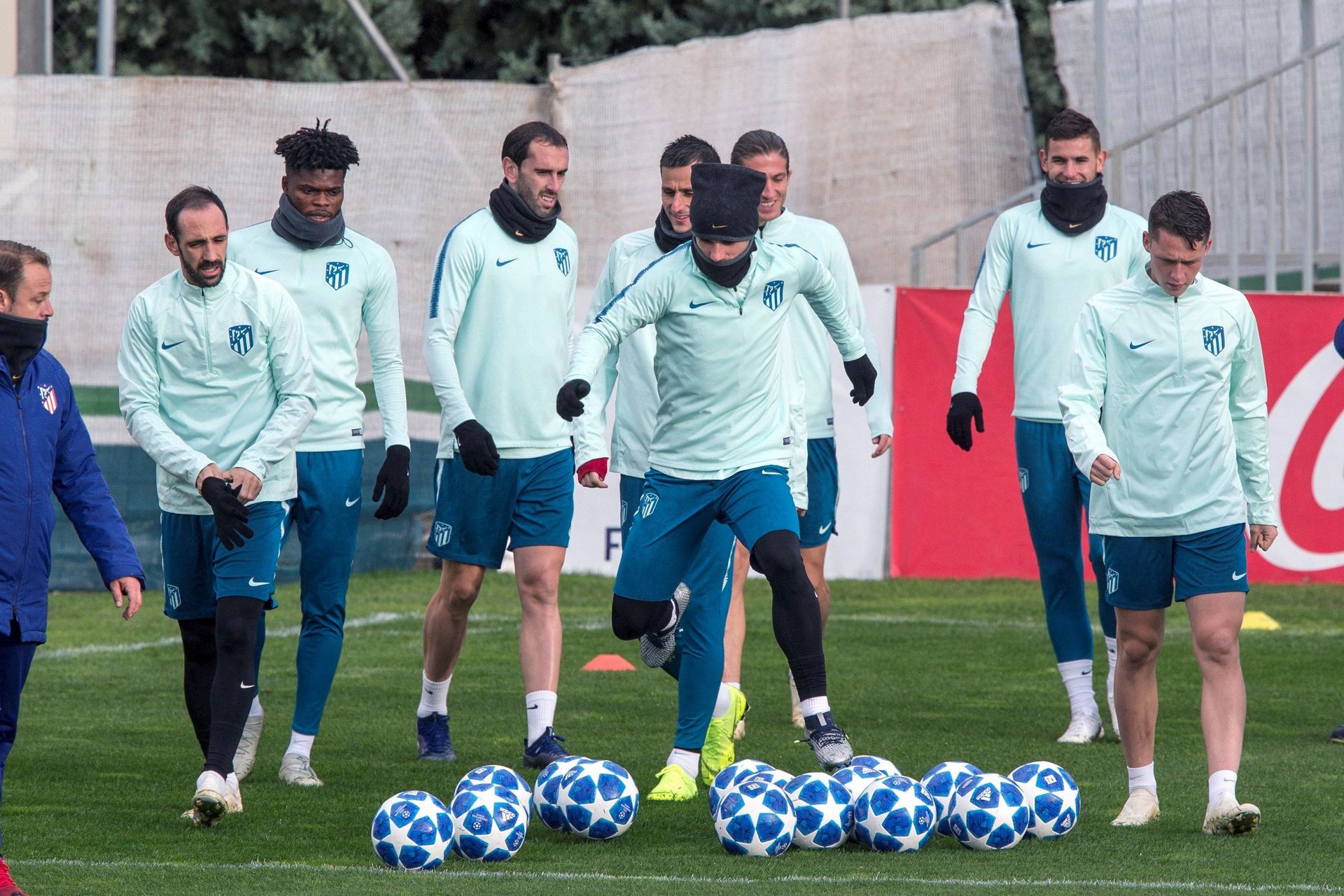 Los jugadores del Atlético de Madrid realizan varios ejercicios durante el entrenamiento previo al partido de Champions.