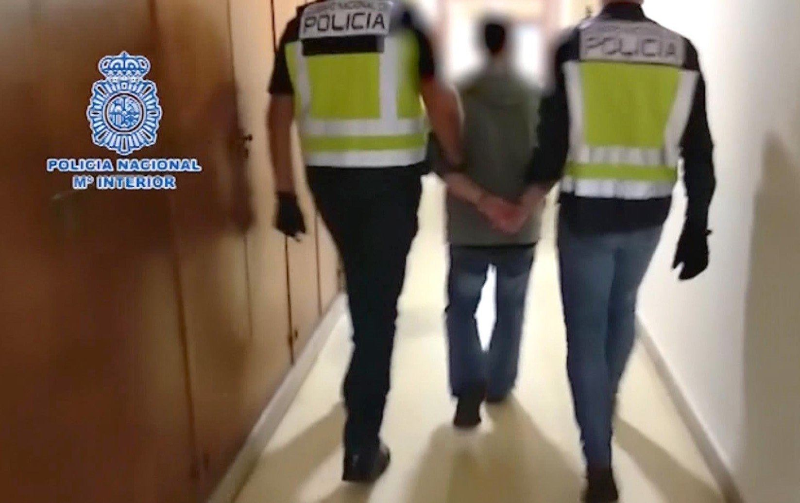 Los agentes conducen César Román Virueta a dependencias policiales.