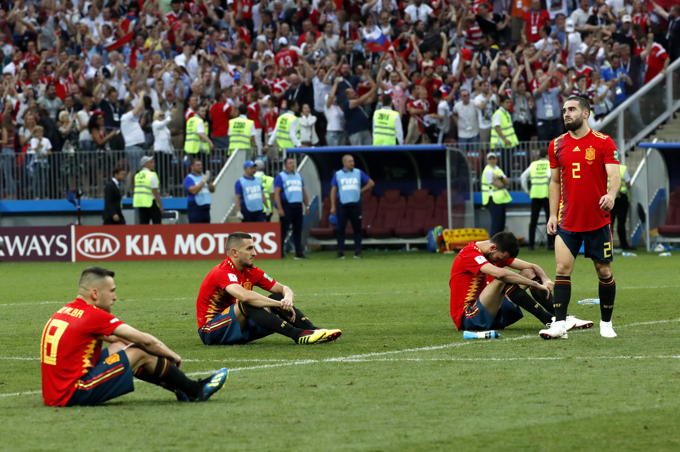 Los jugadores de la Selección Española se lamentan tras caer, en la tanda de penaltis, ante Rusia en los octavos de final del Mundial.
