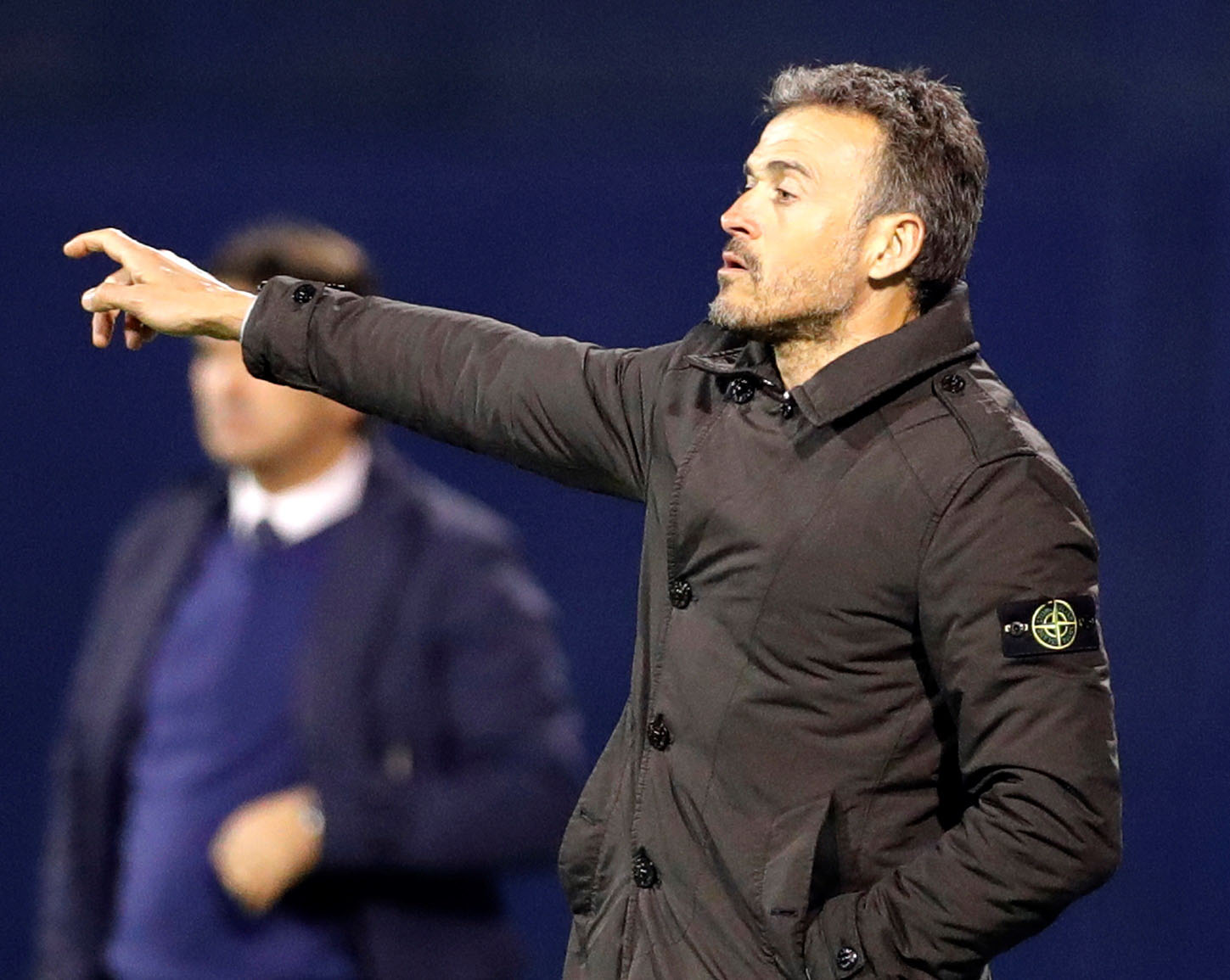 Defensa y el ‘9’, frentes abiertos de Luis Enrique 1 Luis Enrique da órdenes a los jugadores españoles en el partido disputado ante Croacia en Zagreb.