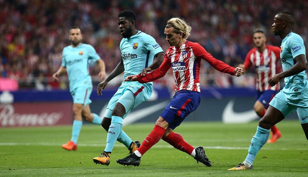 Griezmann, referente ofensivo del Atlético de Madrid junto a Diego Costa, defendido por Samuel Umtiti en el duelo de la temporada pasada entre el club rojiblanco y el FC Barcelona