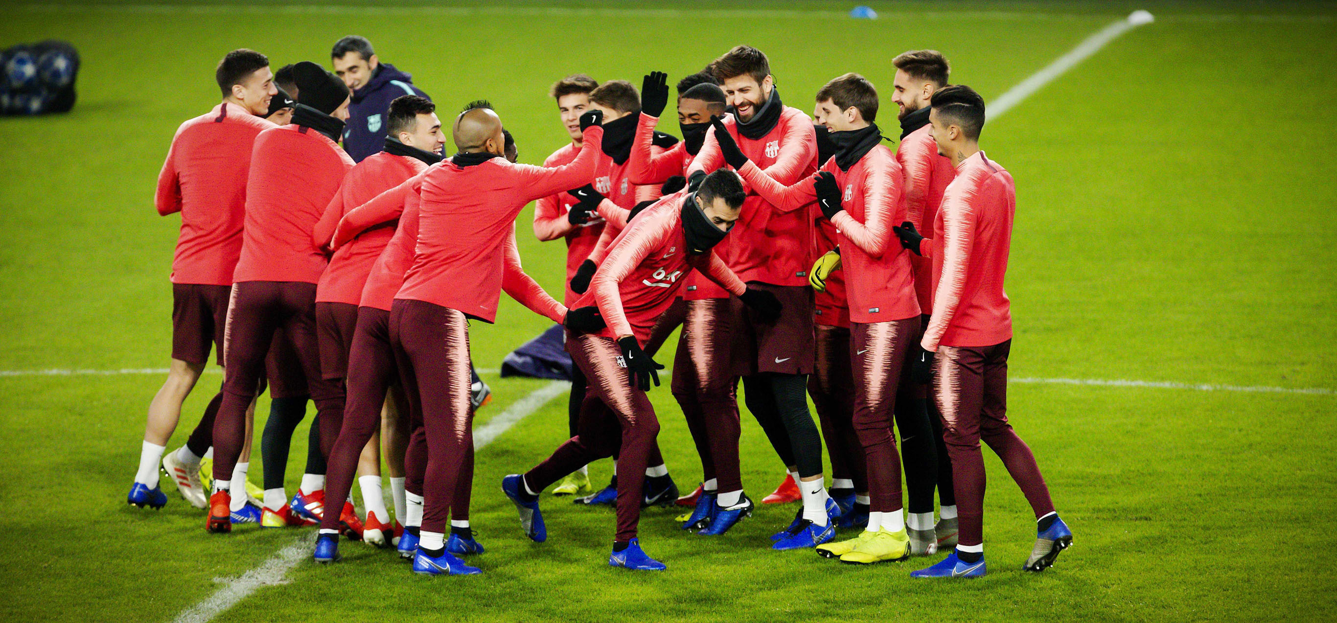 Los jugadores del Barça, en el entrenamiento previo al partido contra el PSV Eindhoven.