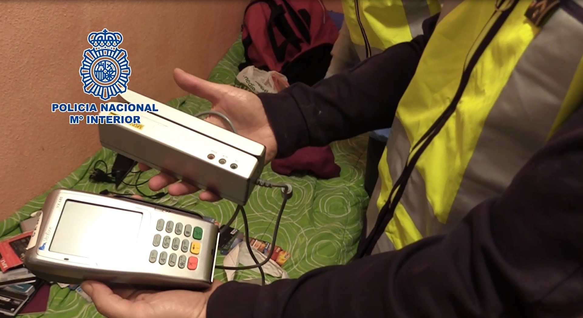 Los detenidos probaban las tarjetas copiadas en datafonos sustraídos para evitar posibles medidas antifraude.