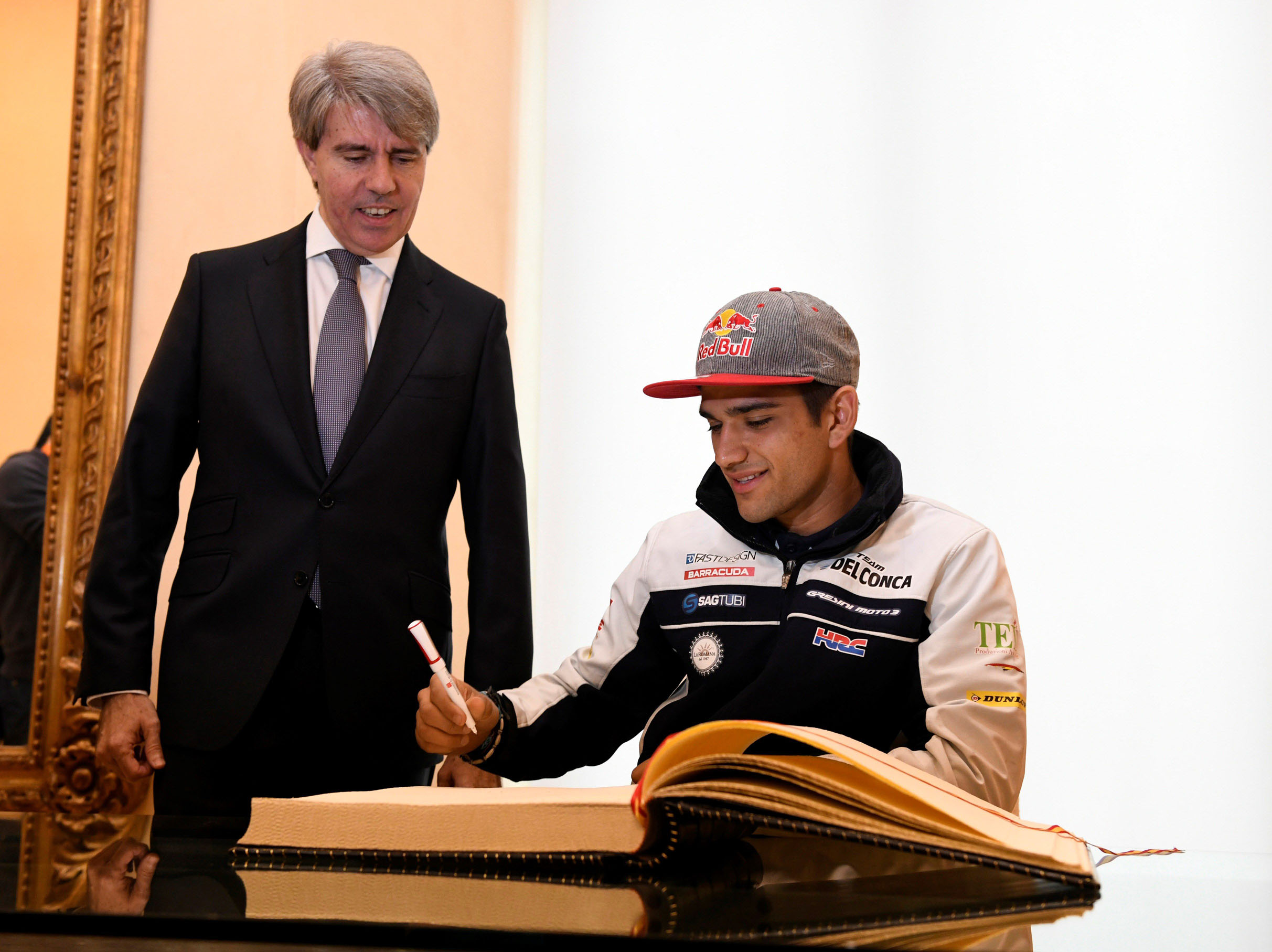 El campeón de Moto3, Jorge Martín (dcha), acompañado del presidente de la Comunidad de Madrid, Ángel Garrido.