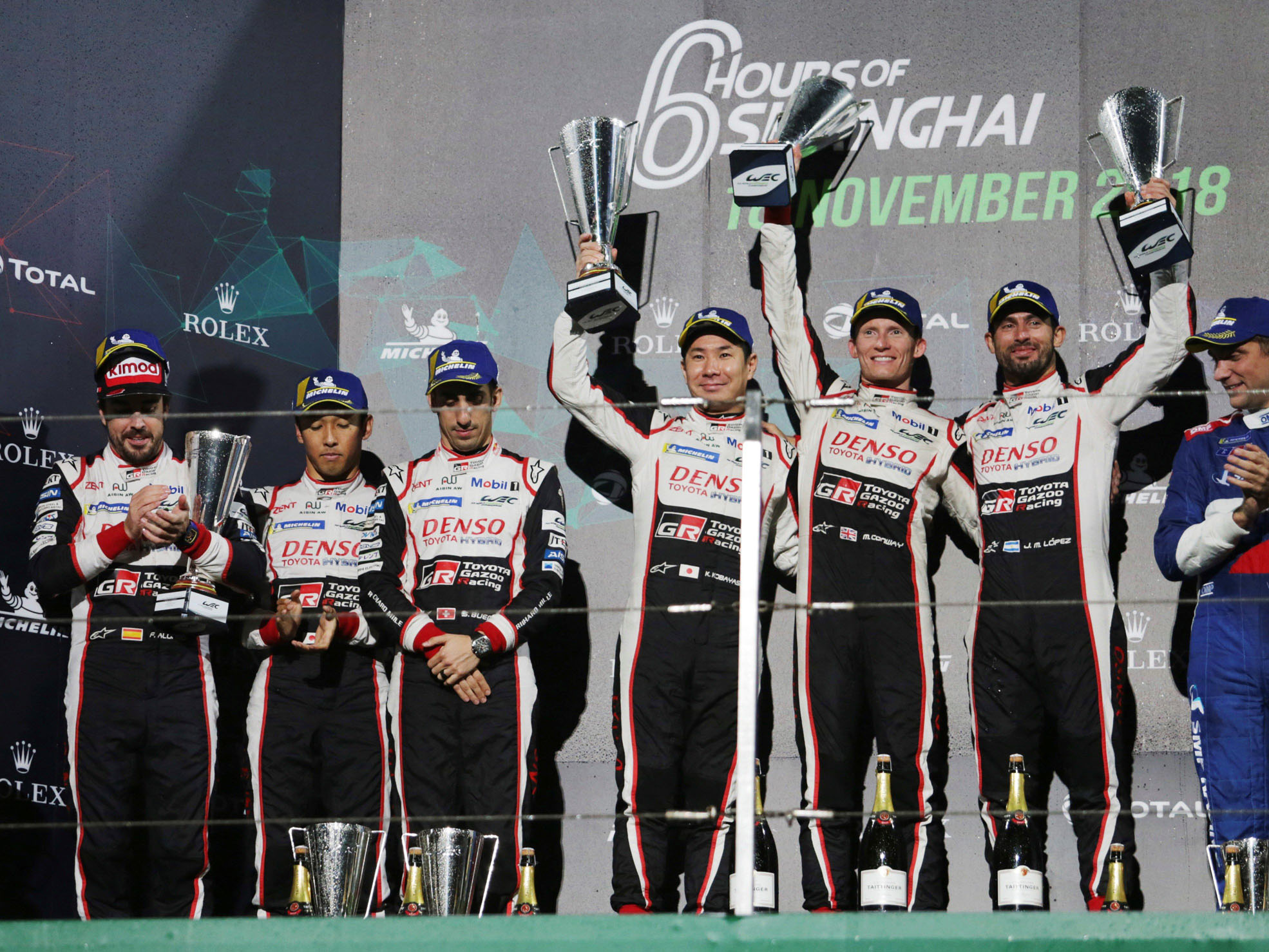 Los miembros del coche 7 de Toyota (dcha) celebran la victoria en Shanghái por delante del coche 8 (izq), con Alonso.