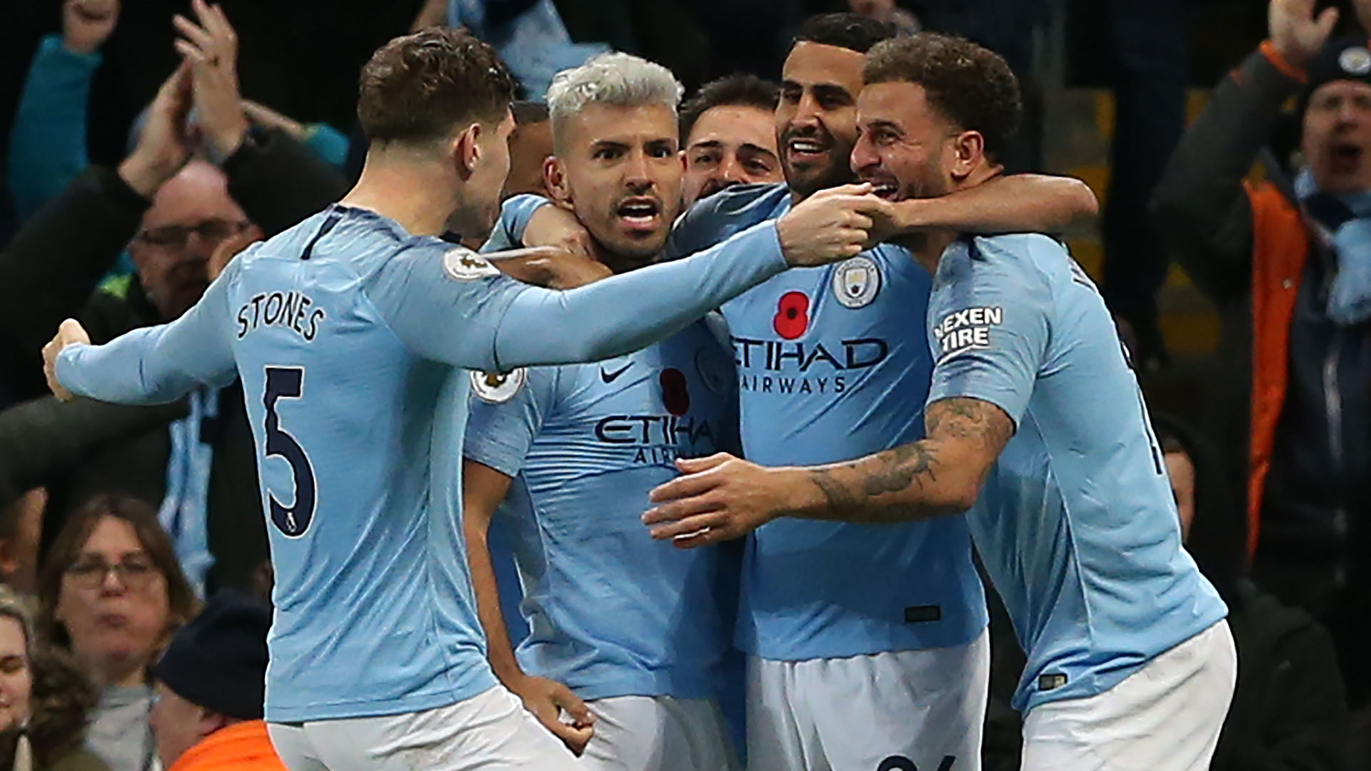 Los jugadores del Manchester City celebran con Agüero el segundo gol.