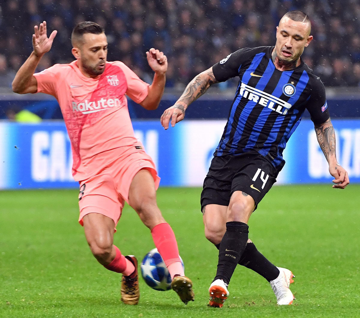 Jordi Alba, la gran incógnita de la lista de España 1 Jordi Alba intenta detener a Radja Nainggolan en el partido que el Barça jugó contra el Inter de Milán.