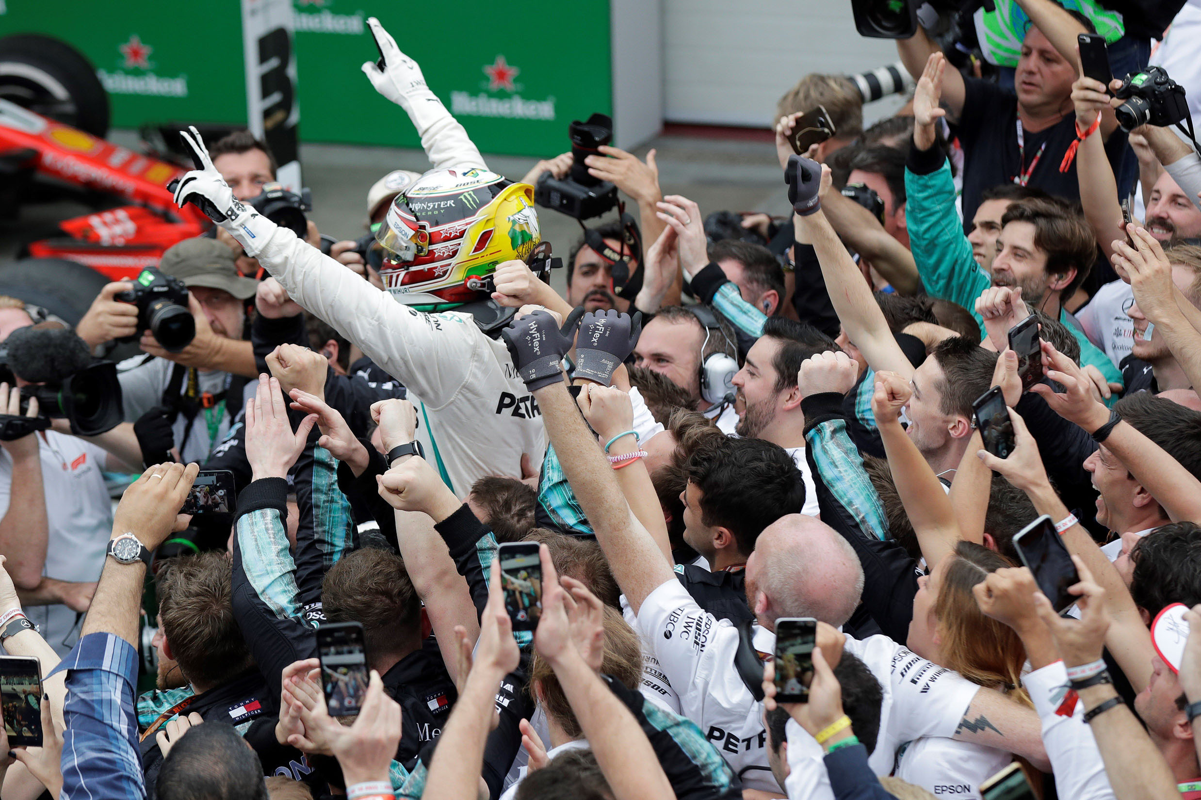 Ocon hace polvo a Verstappen y Hamilton gana como campeón 1 Lewis Hamilton celebra la victoria con los miembros del equipo Mercedes.
