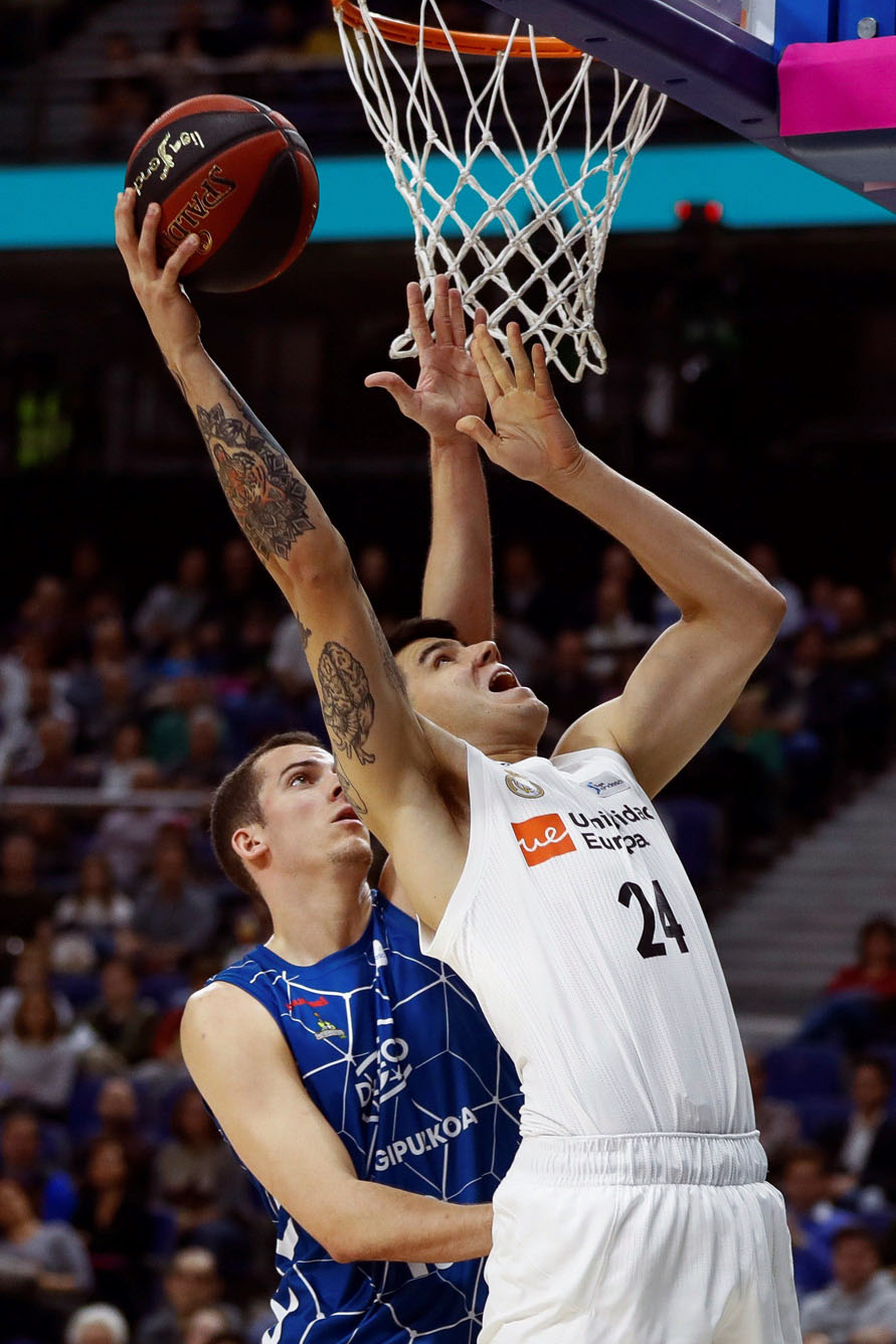 El madridista Gabriel Deck entra a canasta ante la defensa de Miquel Salvó.