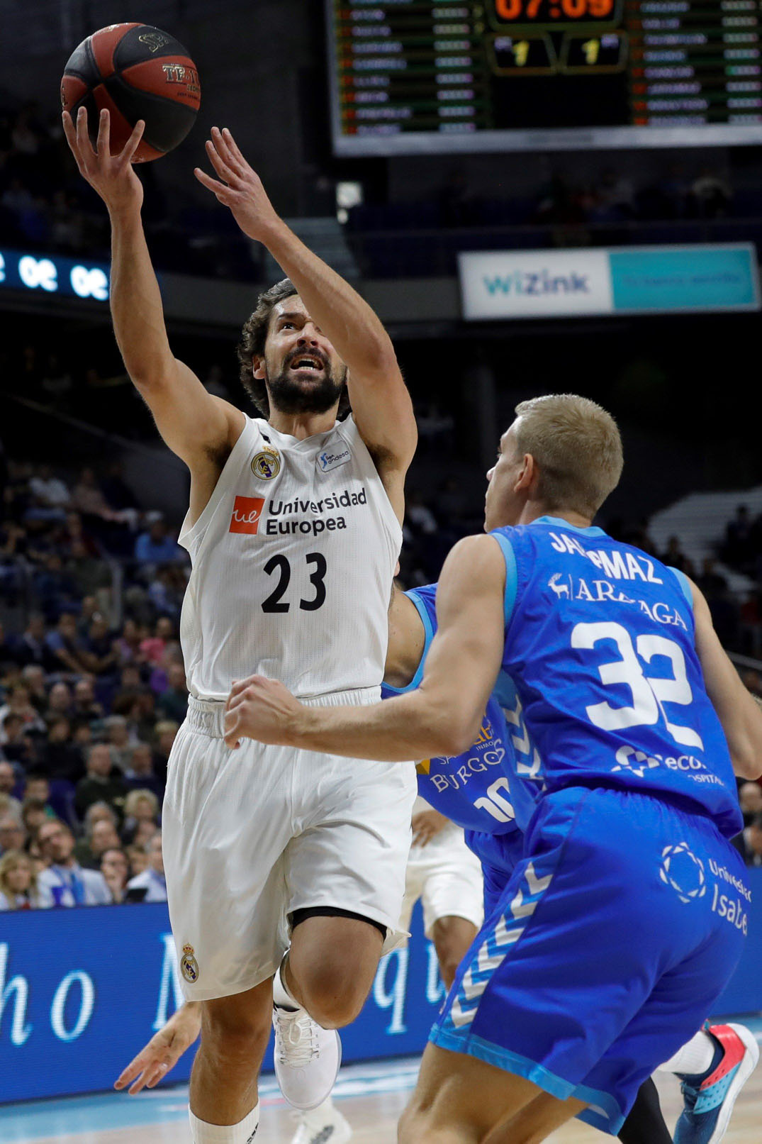 Sergio Llull entra a canasta en el partido ante el San Pablo Burgos.