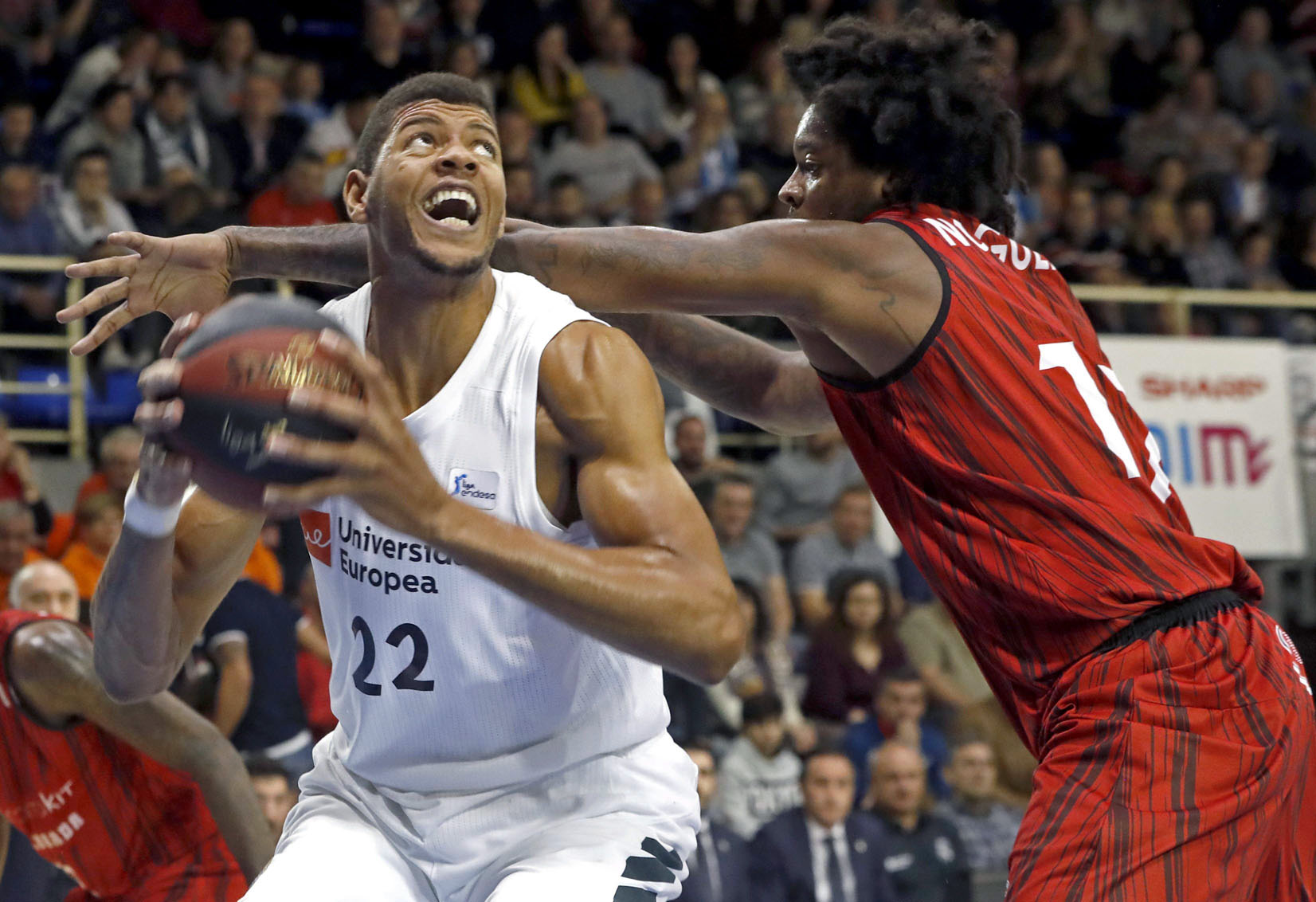 El madridista Walter Tavares (izq), defendido por Lucas Nogueira.
