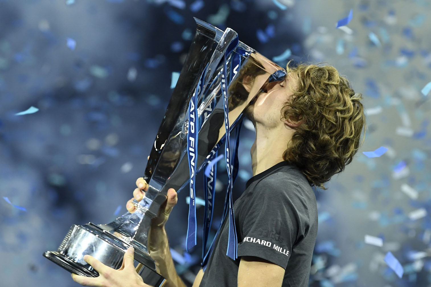 Alexander Zverev besa el trofeo de campeón de la Copa de Maestros.
