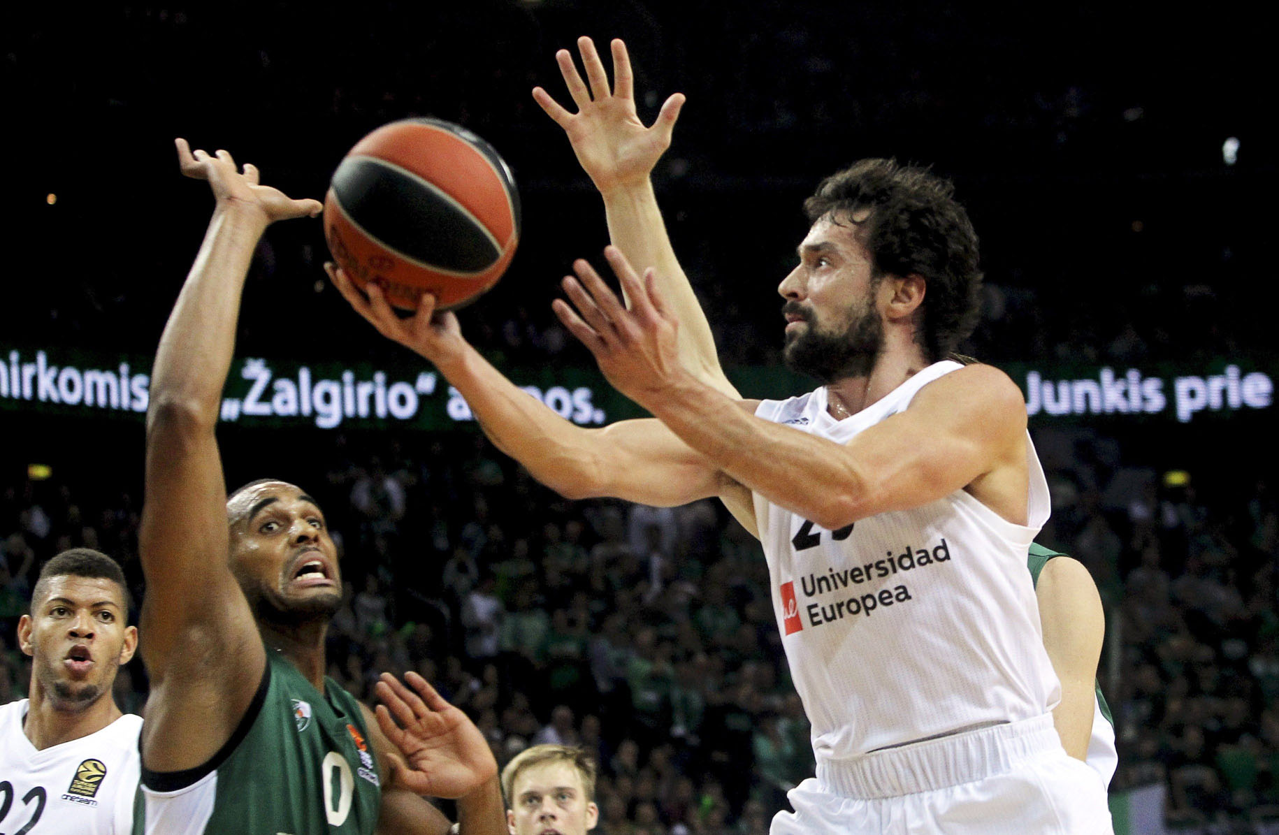 Brandon Davies intenta taponar la entrada de Sergio Llull.