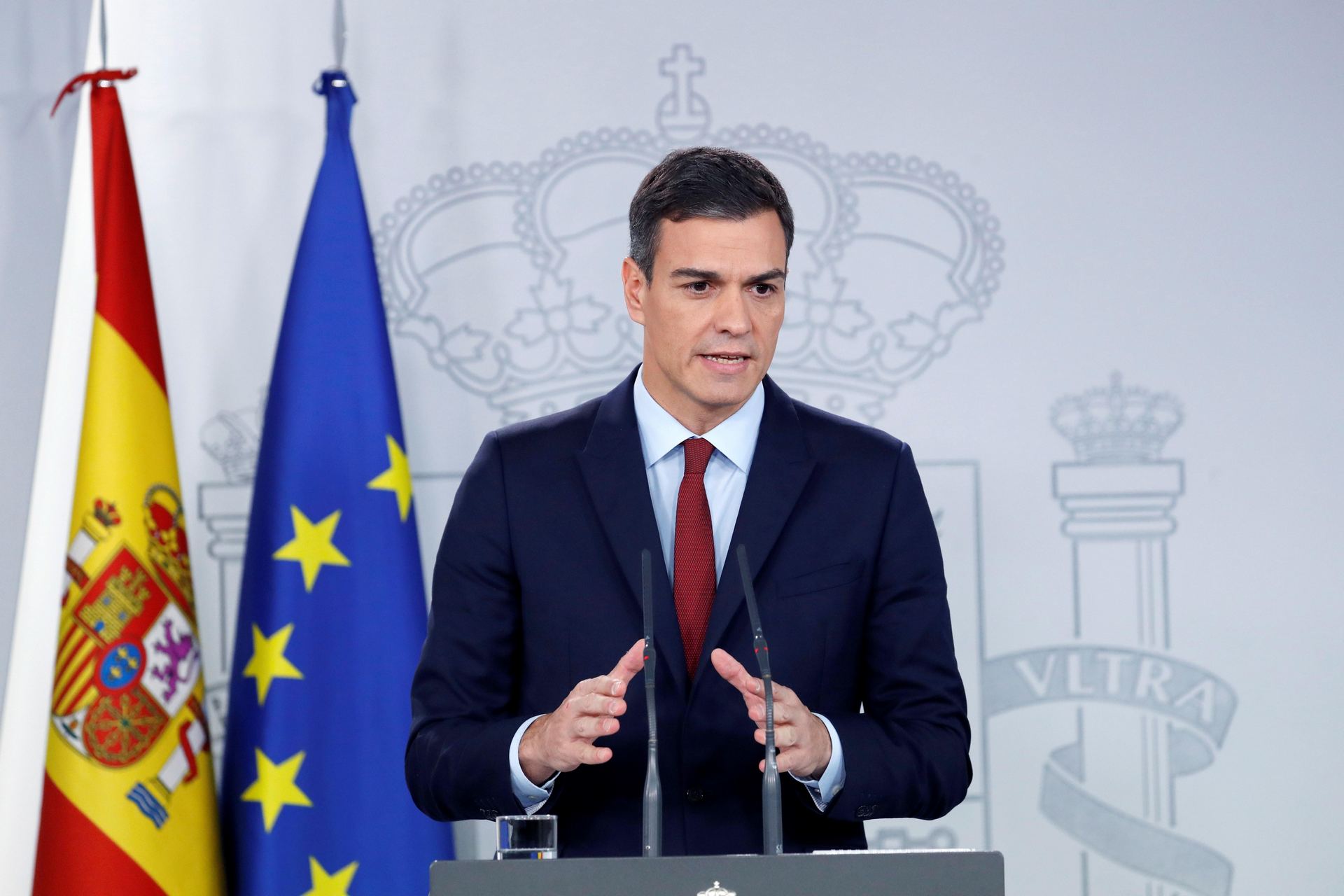 El presidente del Gobierno, Pedro Sánchez, atiende a los medios.