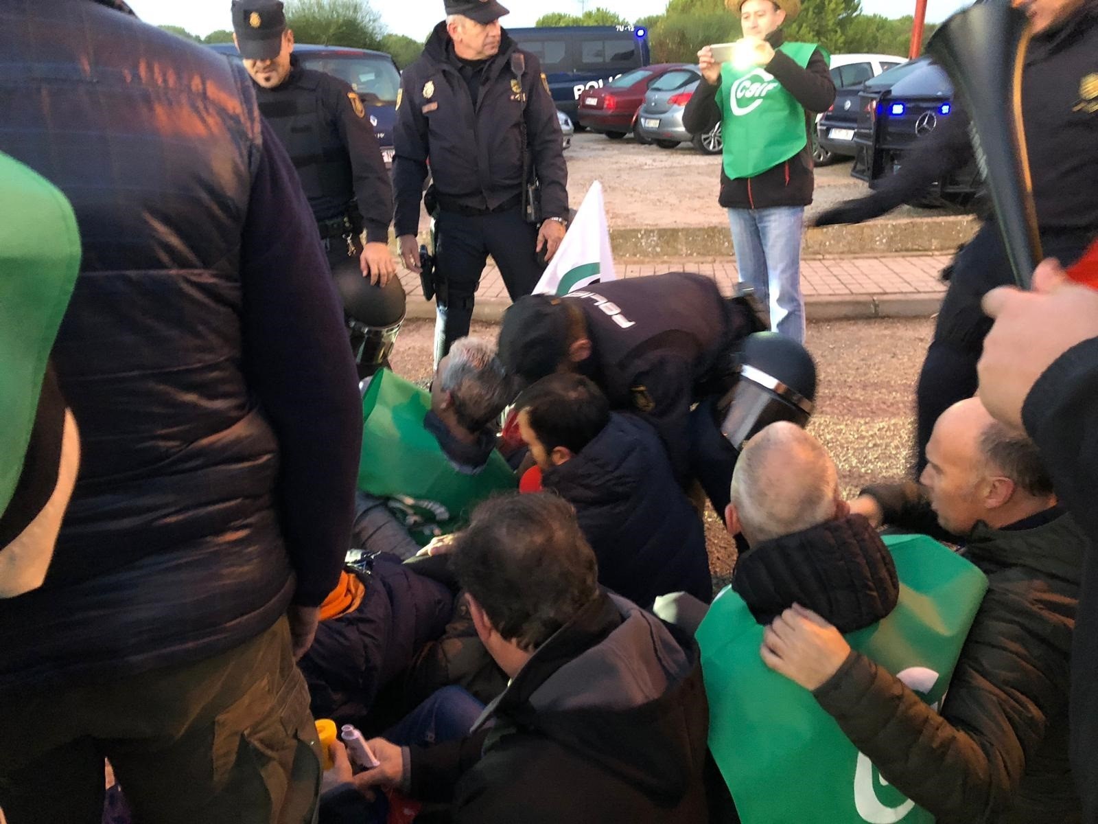 La Policía levanta a los funcionarios sentados a las puertas del penal de Valladolid para permitir los servicios mínimos.