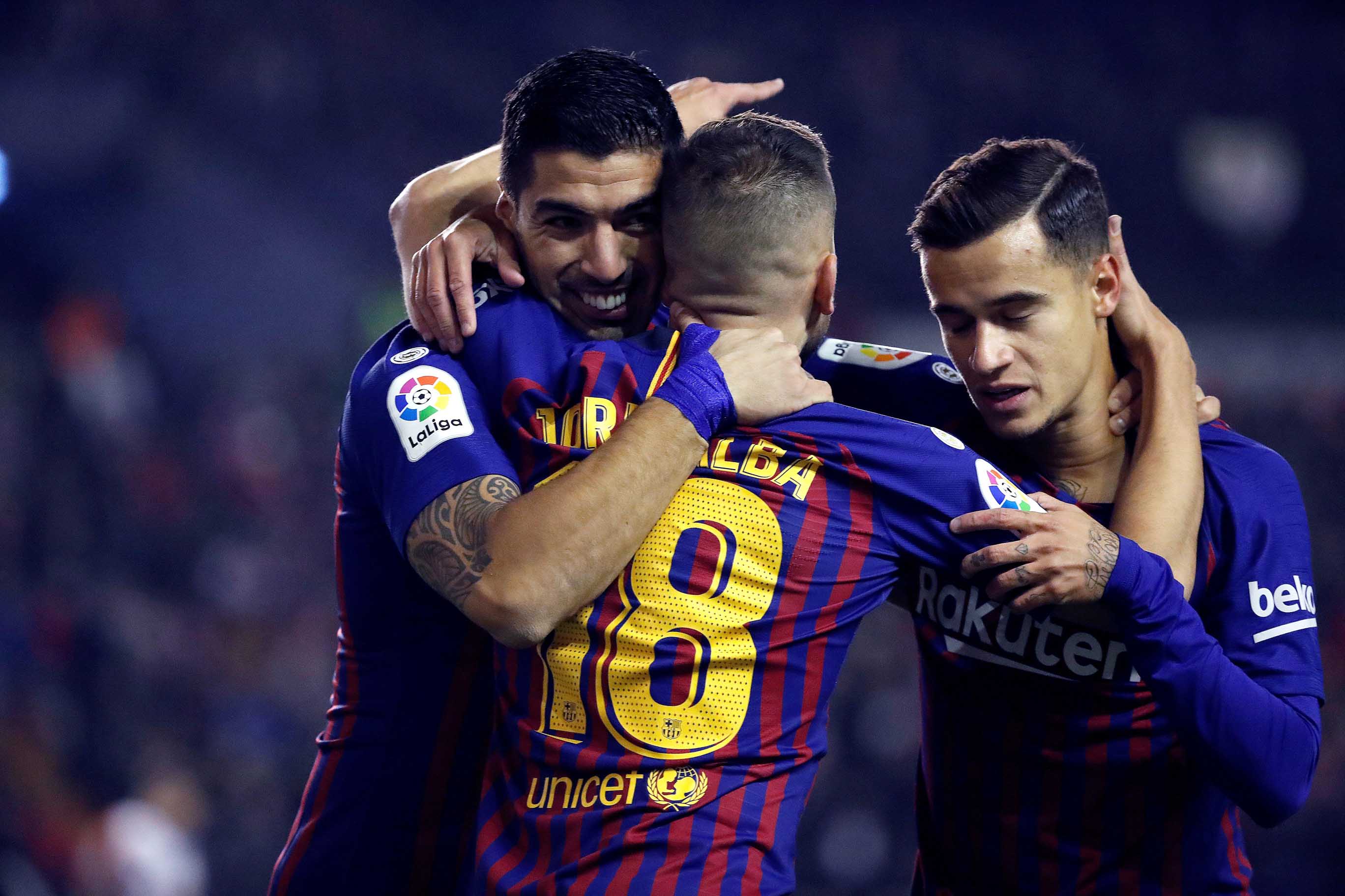 Luis Suárez celebra con Jordi Alba y Coutinho el primer gol del Barça en Vallecas.