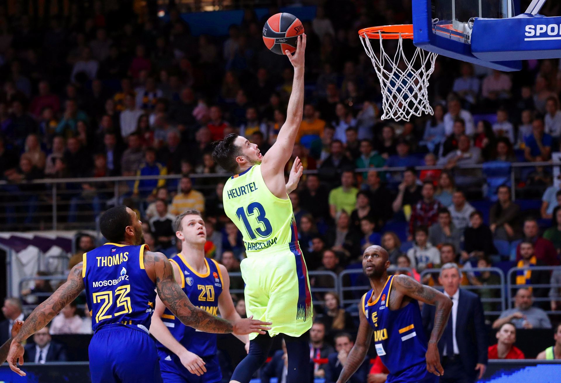 El base francés del FC Barcelona Lassa Thomas Heurtel encesta ante la mirada de los defensores rivales.
