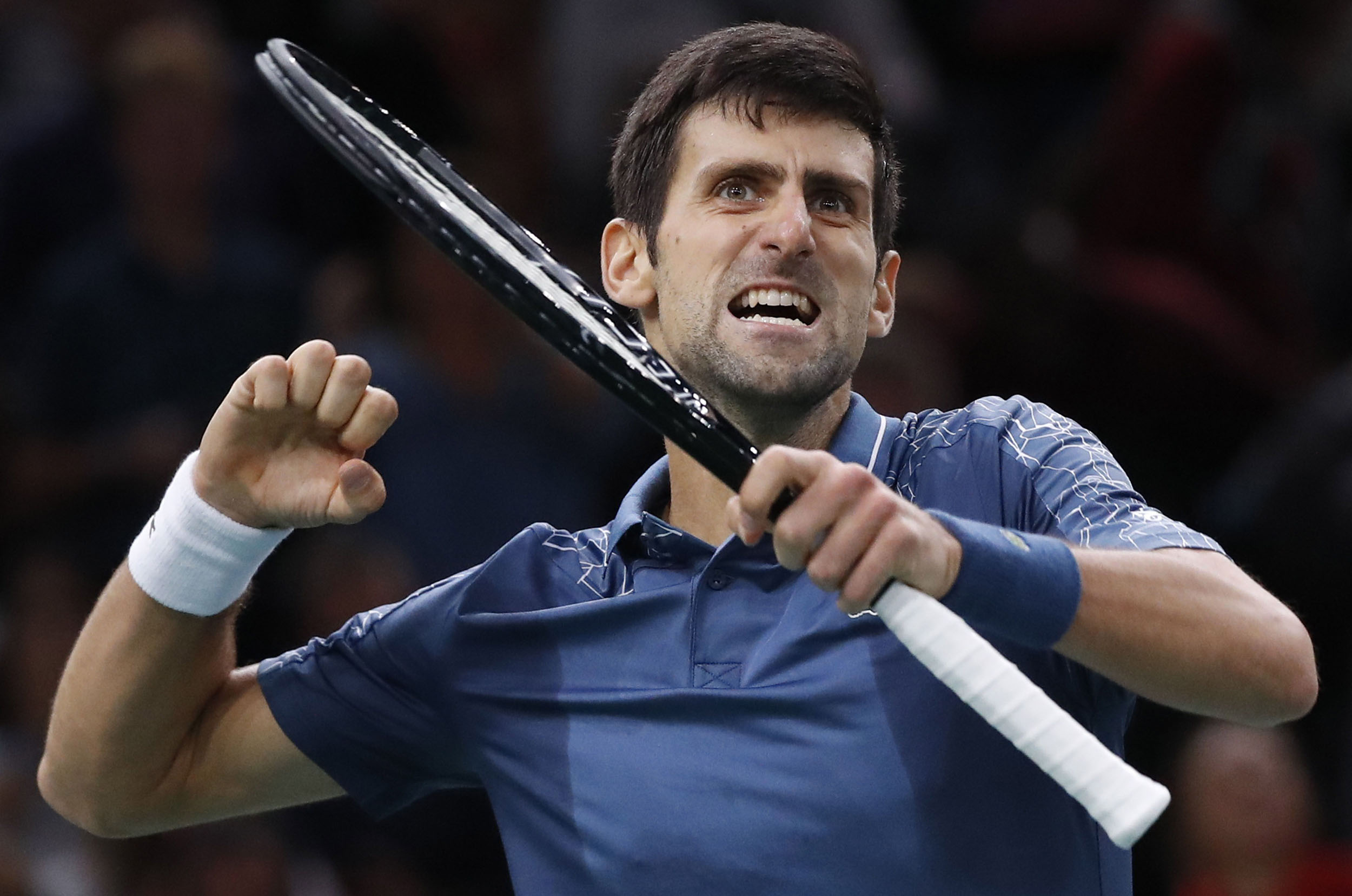 Djokovic celebra su victoria ante Federer en las semifinales del Masters 1.000 de París-Bercy.