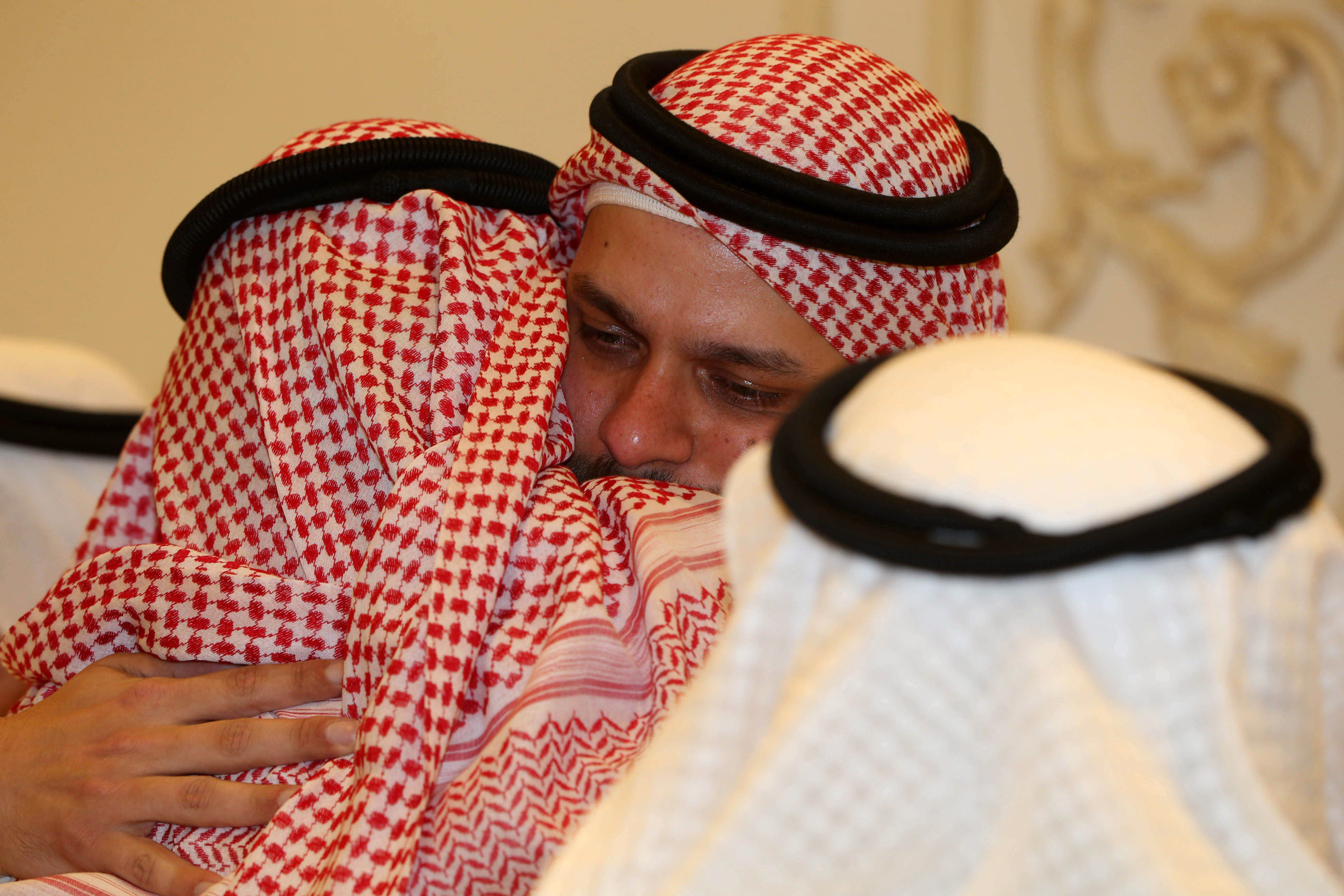 Salah Khashoggi (c), hijo del periodista opositor asesinado Jamal Khashoggui, escucha las condolencias por su pérdida.