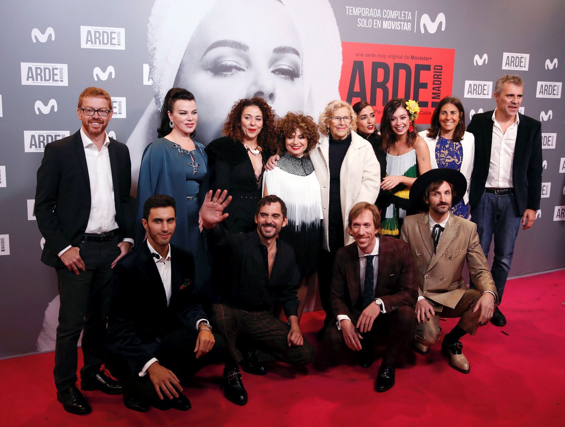 El equipo de ‘Arde Madrid’ con Paco León (abajo, 2i) y Anna R. Costa (arriba, 4i) posa con Manuela Carmena.