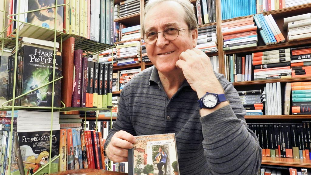 Feliciano Ituero, con su libro y CD, editados por la Librería Cervantes. / el adelantado