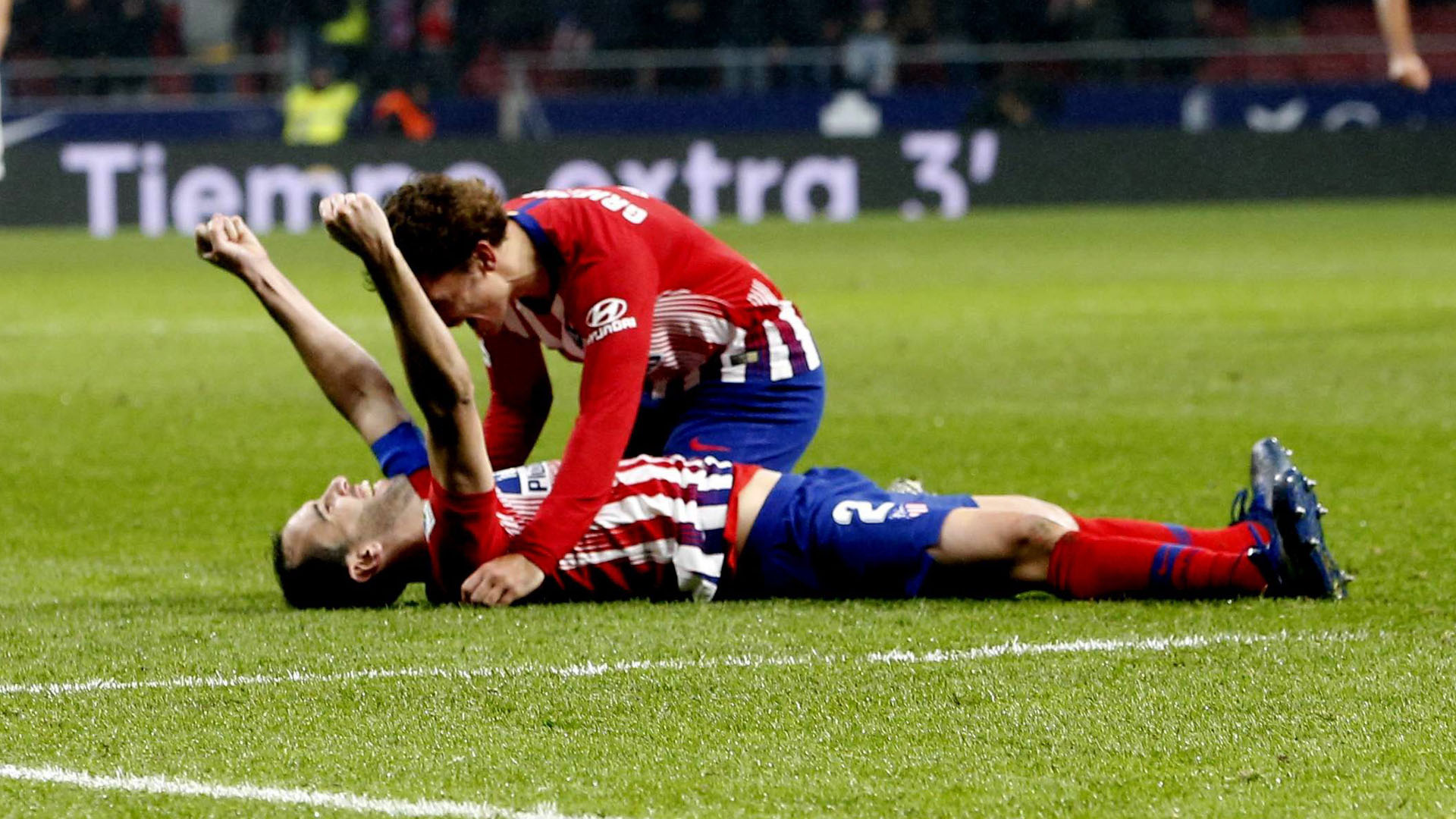 Godín, que terminó lesionado el partido, celebra con Griezmann el gol de la victoria del Atlético de Madrid contra el Athletic Club en el Wanda Metropolitano.
