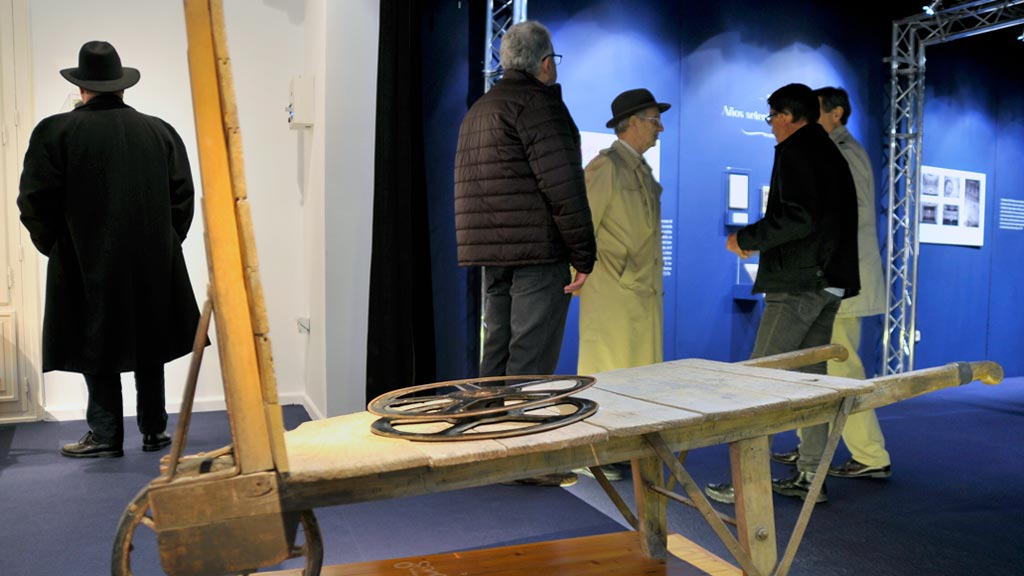 La exposición se ha creado gracias a la colaboración de varias instituciones segovianas así como a la de varios coleccionistas que, desinteresadamente, han cedido los objetos que conservan.