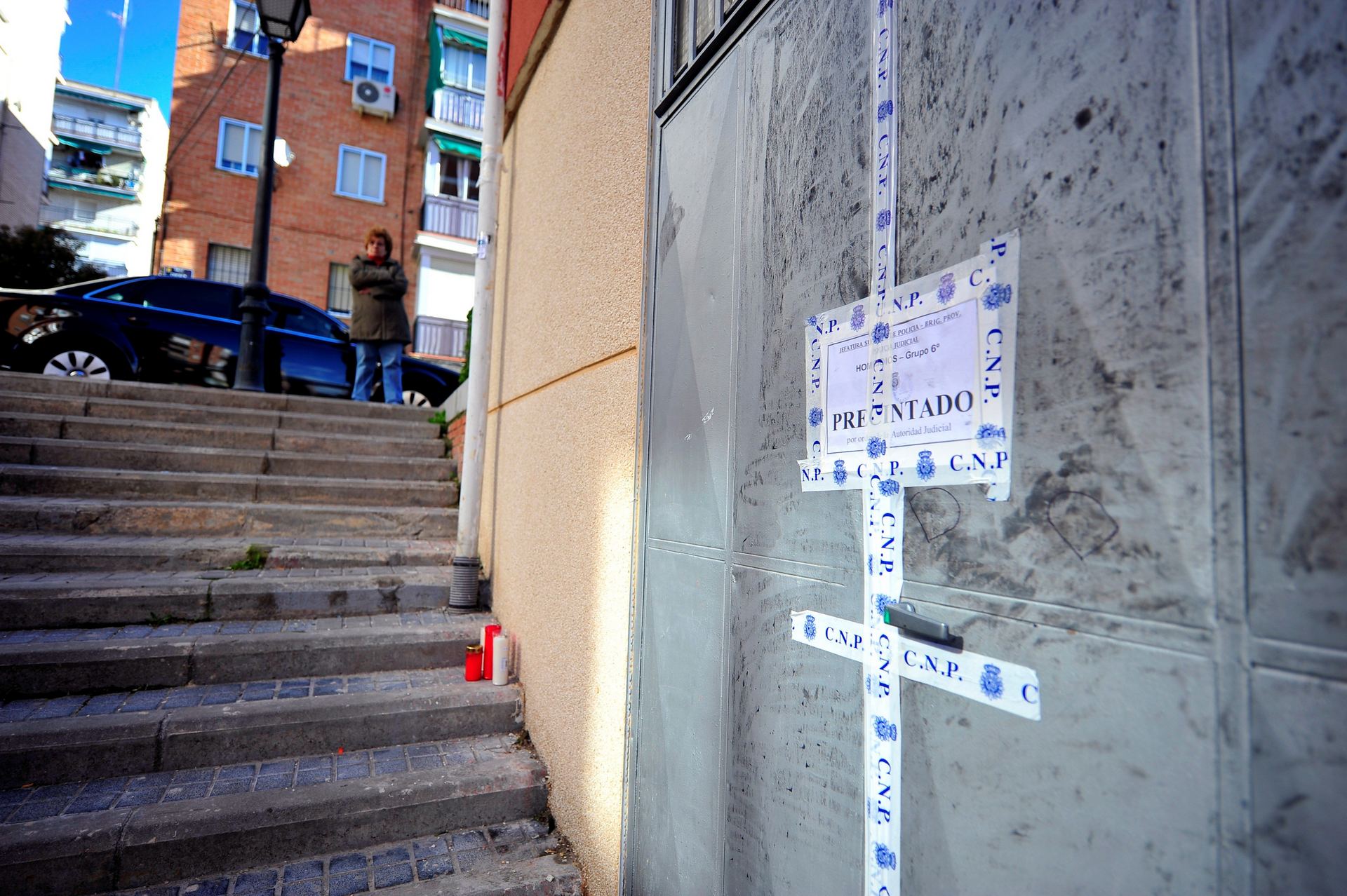 El lugar donde la víctima fue apuñalada se ha convertido en altar improvisado para su recuerdo.