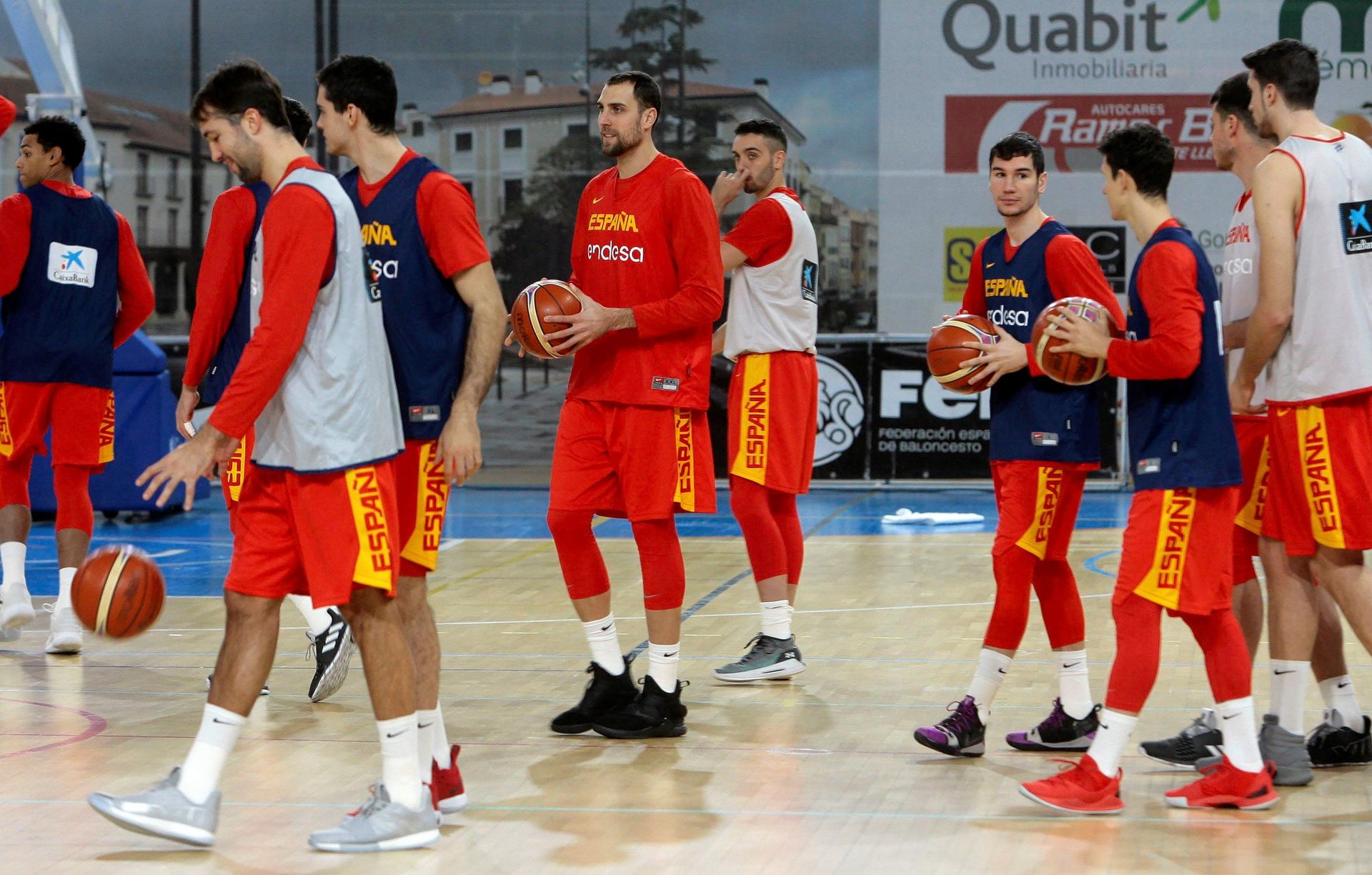 Los miembros de la selección de baloncesto, durante uno de los entrenamientos preparatorios.