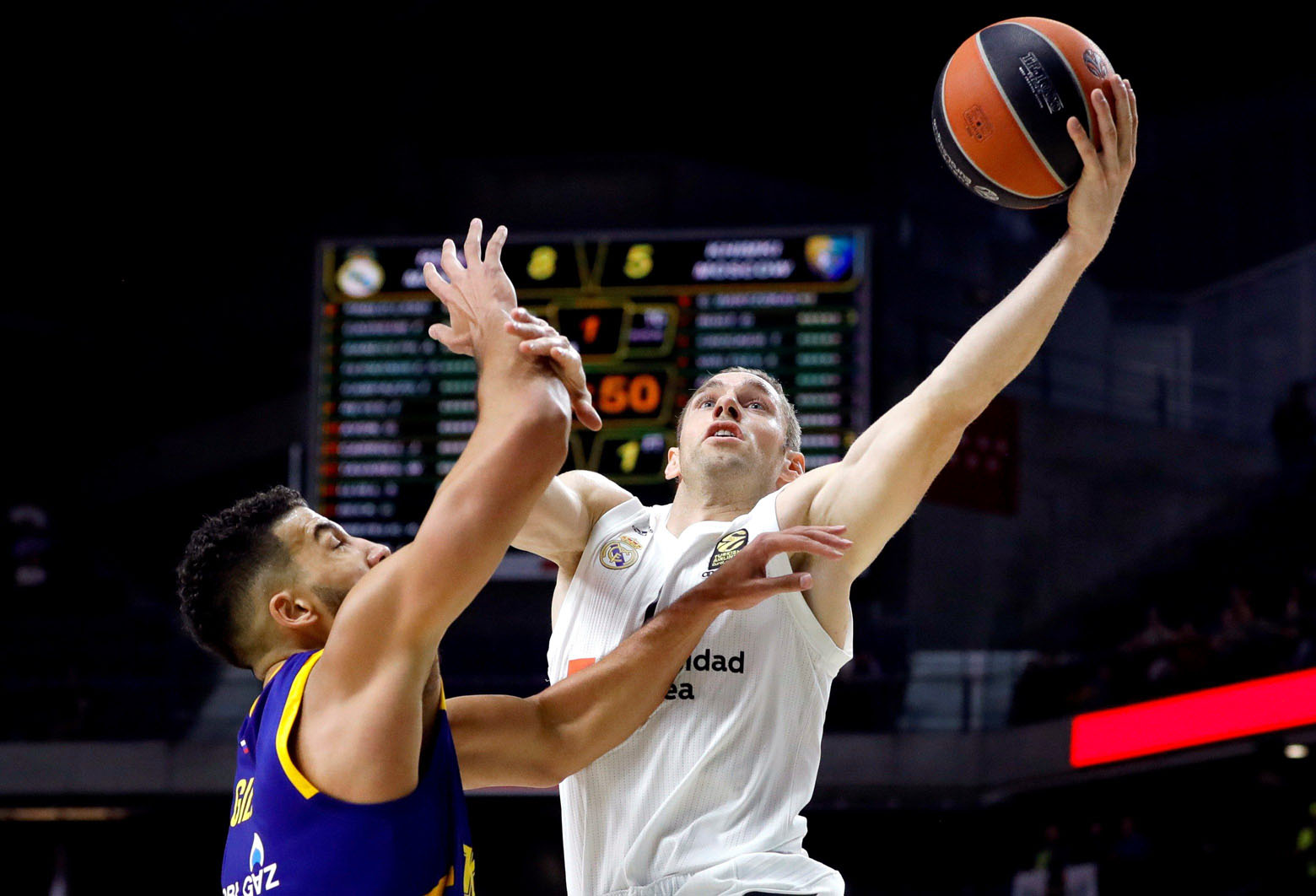 Causeur entra a canasta en el partido del Real Madrid ante el Khimki.