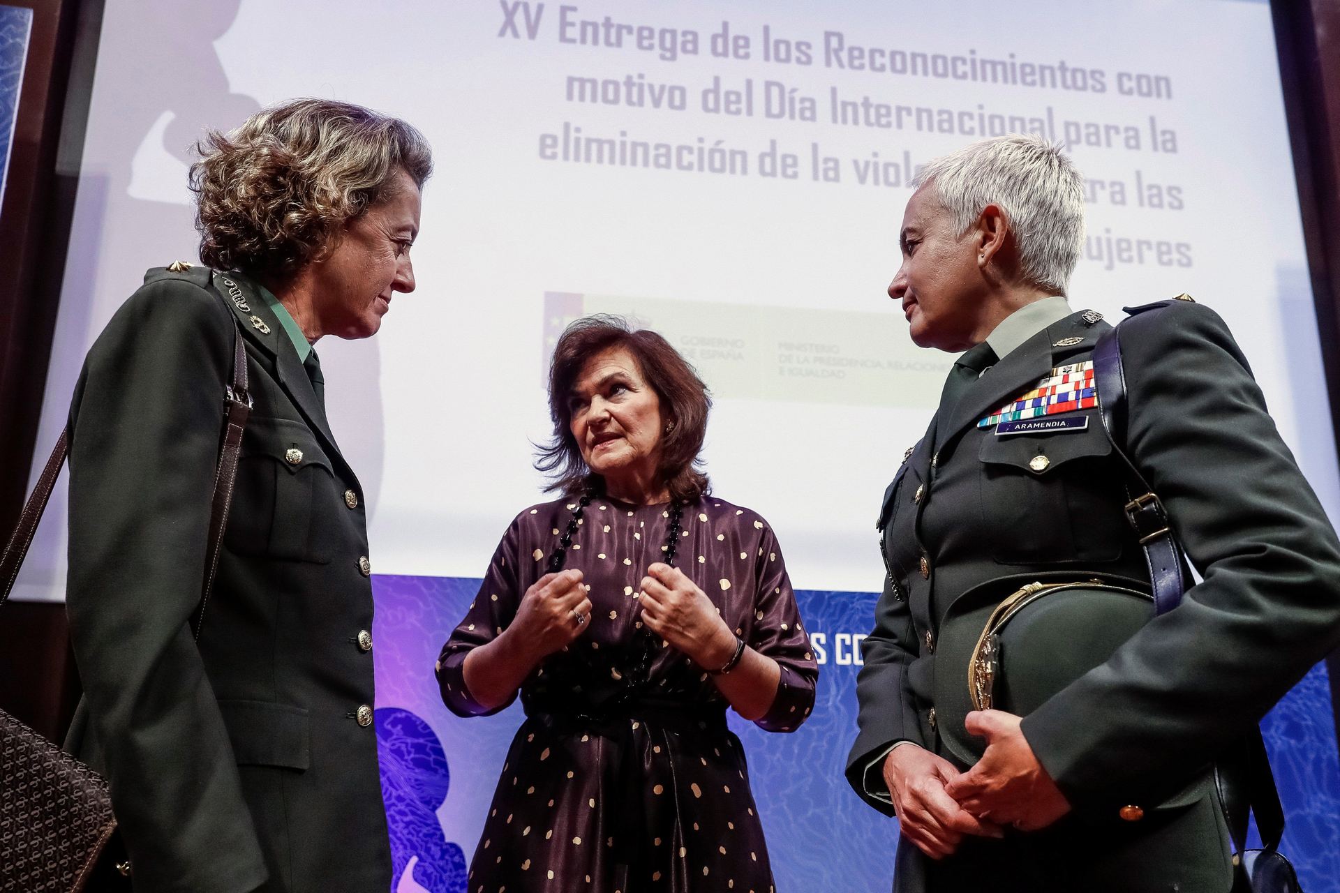 Carmen Calvo (c), conversa con dos tenientes coronel de las áreas de apoyo y protección contra el acoso.