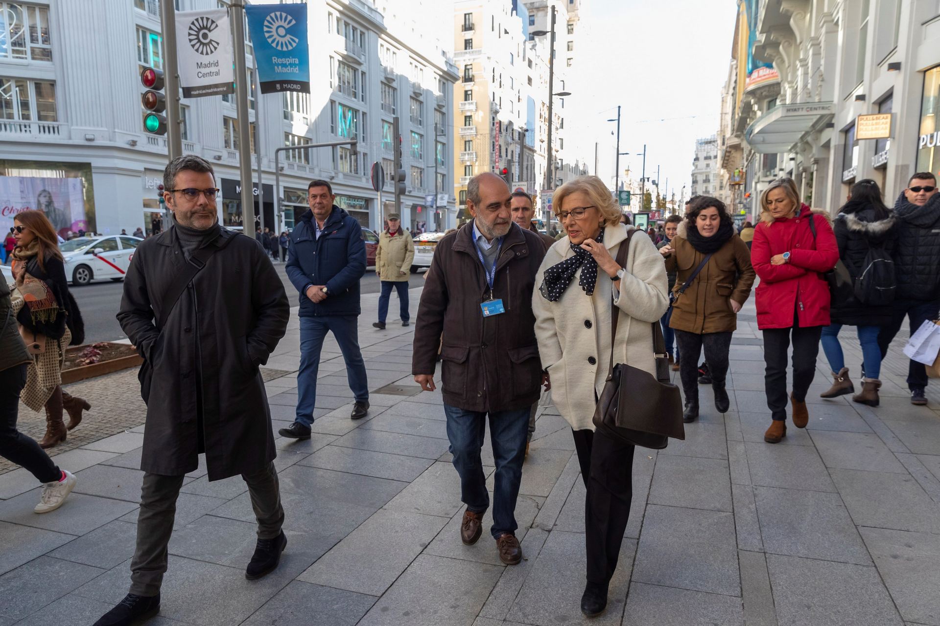 Manuela Carmena pasea por Gran Vía en la apertura de Madrid Central.