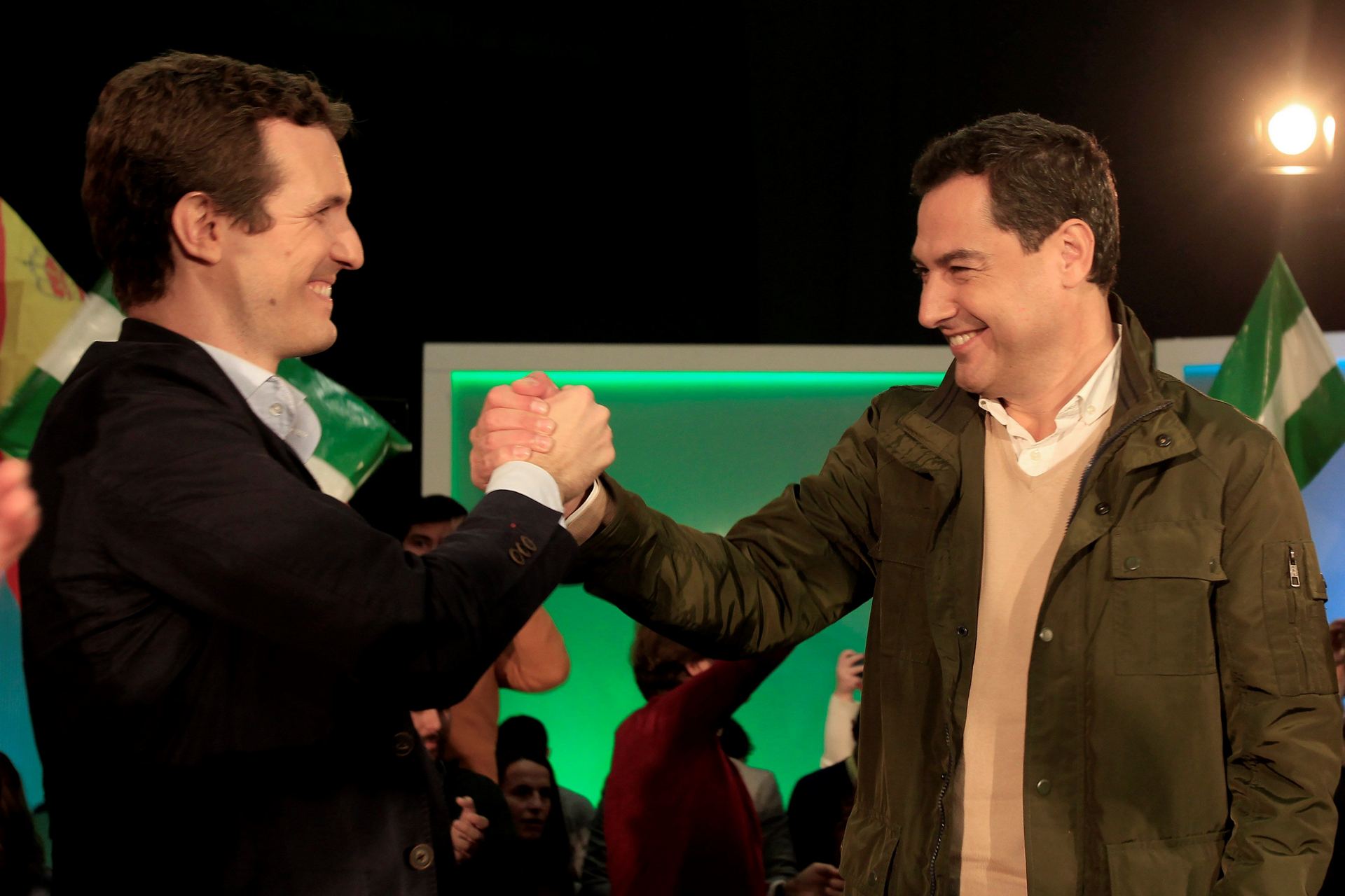 El presidente del PP, Pablo Casado (i), arropa al candidato popular a la presidencia de Andalucía, Juanma Moreno.