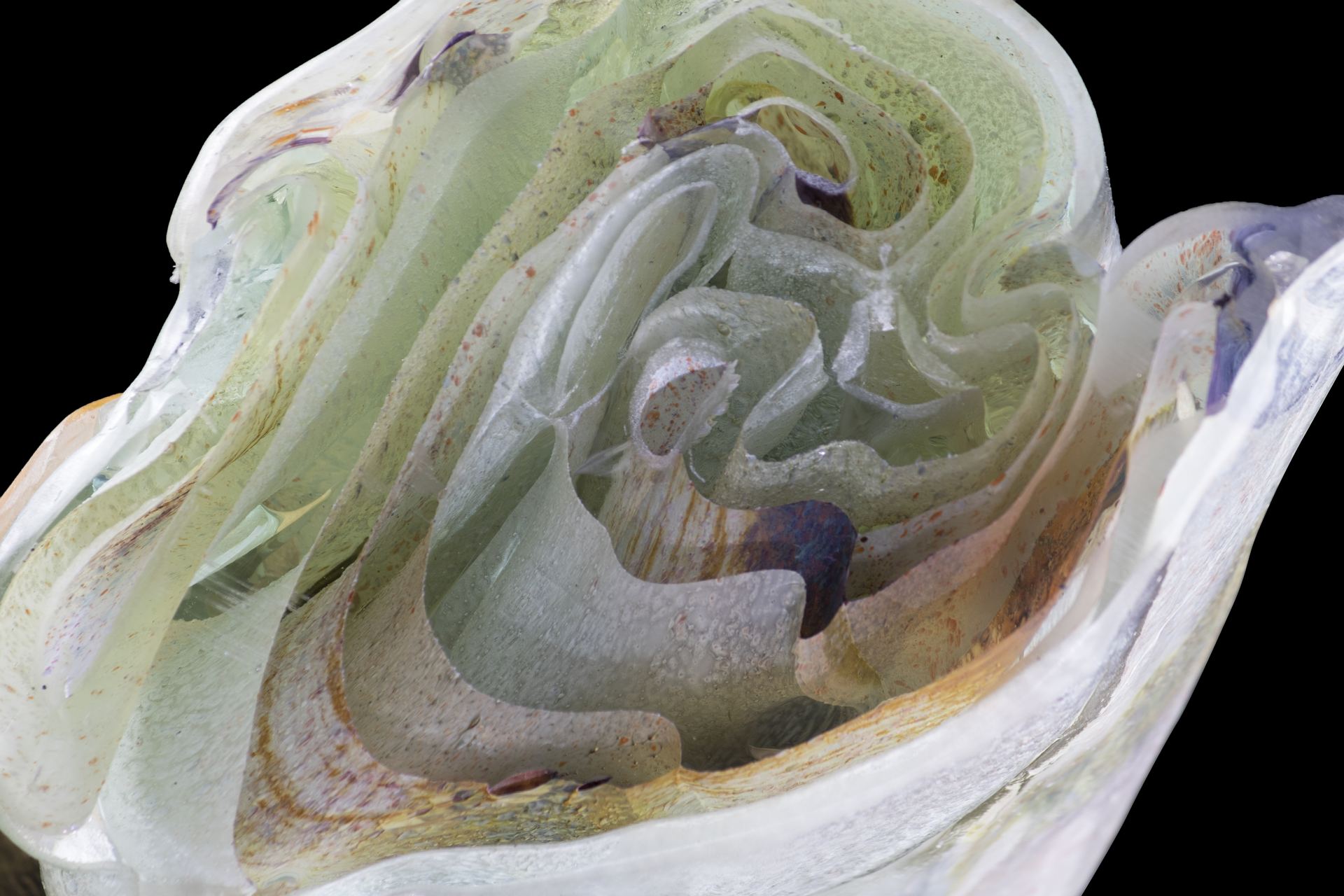 La exposición presenta las últimas obras del artista, realizadas en su mayoría por vidrio laminado y termoformado.