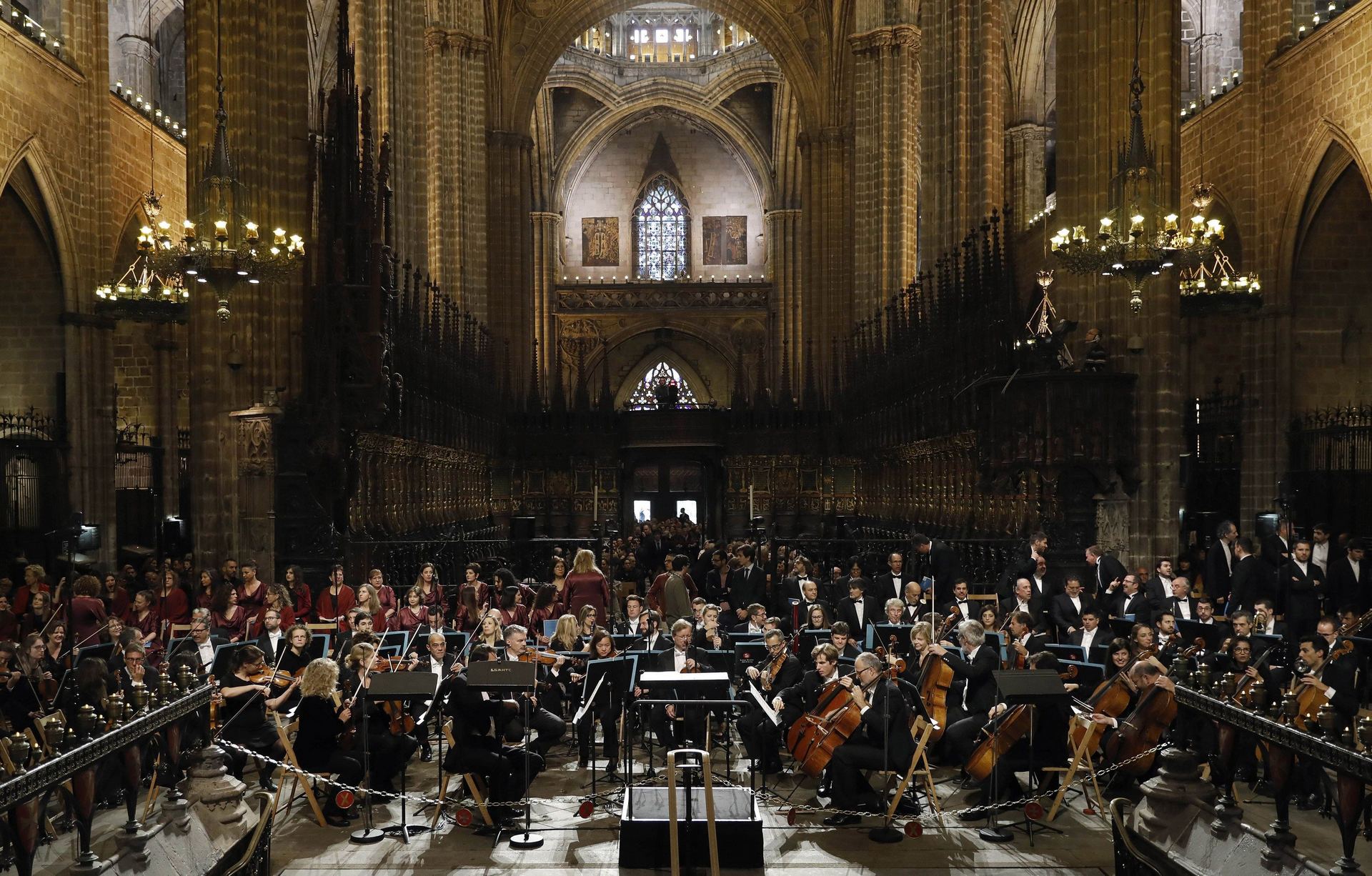 La Orquestra y el Coro del Gran Teatro del Liceo intepretaron el ‘Requiem’ de Verdi en una ceremonia multitudinaria.