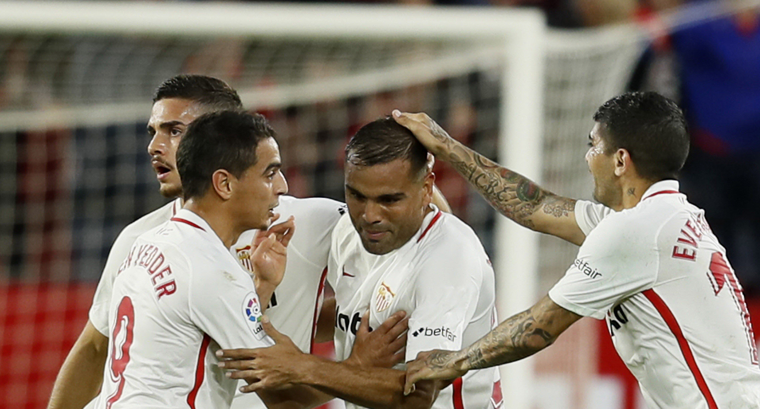 Ben Yedder eleva a un creyente Sevilla 1 Los jugadores del Sevilla felicitan a Mercado tras el primer gol.