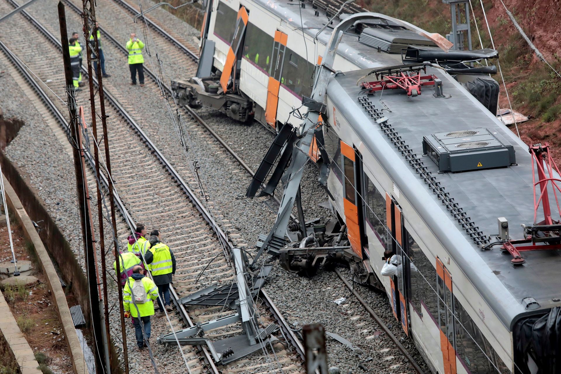 EL DESCARRILAMIENTO DE UN TREN DEJA UN MUERTO Y 44 HERIDOS, LA MAYORIA LEVES