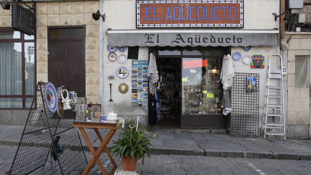 Angelines, quien regenta la tienda ‘El Aqüeducto’, junto a su marido Salvador, echa el cierre tras 46 años de trabajo sin interrupción.