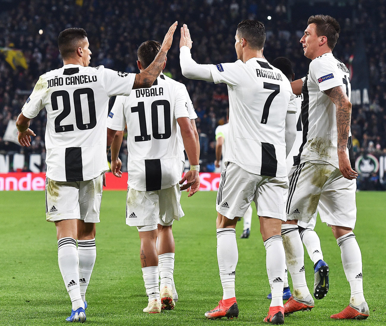 Despedida en Turín 1 Los jugadores de la Juventus celebran el gol.